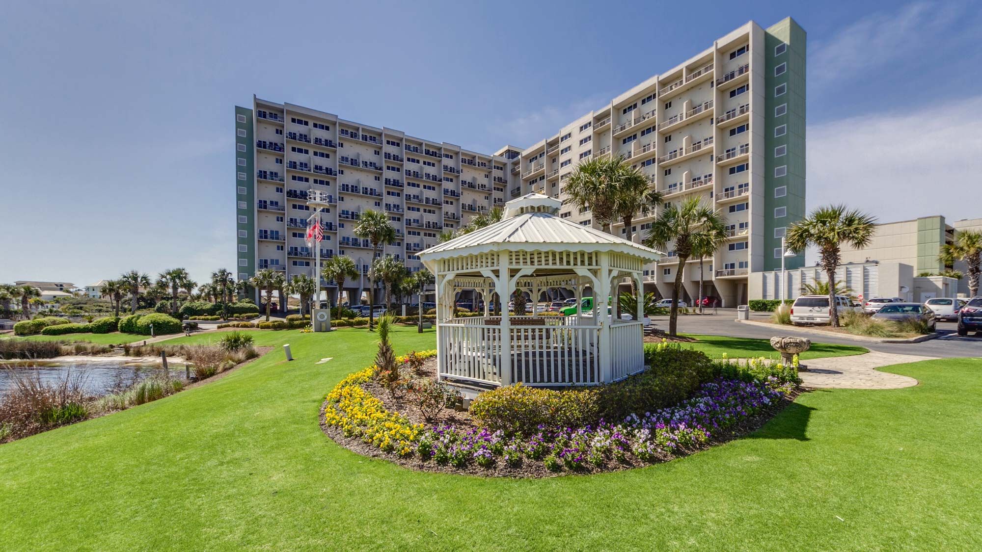 Pinnacle Port Grounds & Amenities
