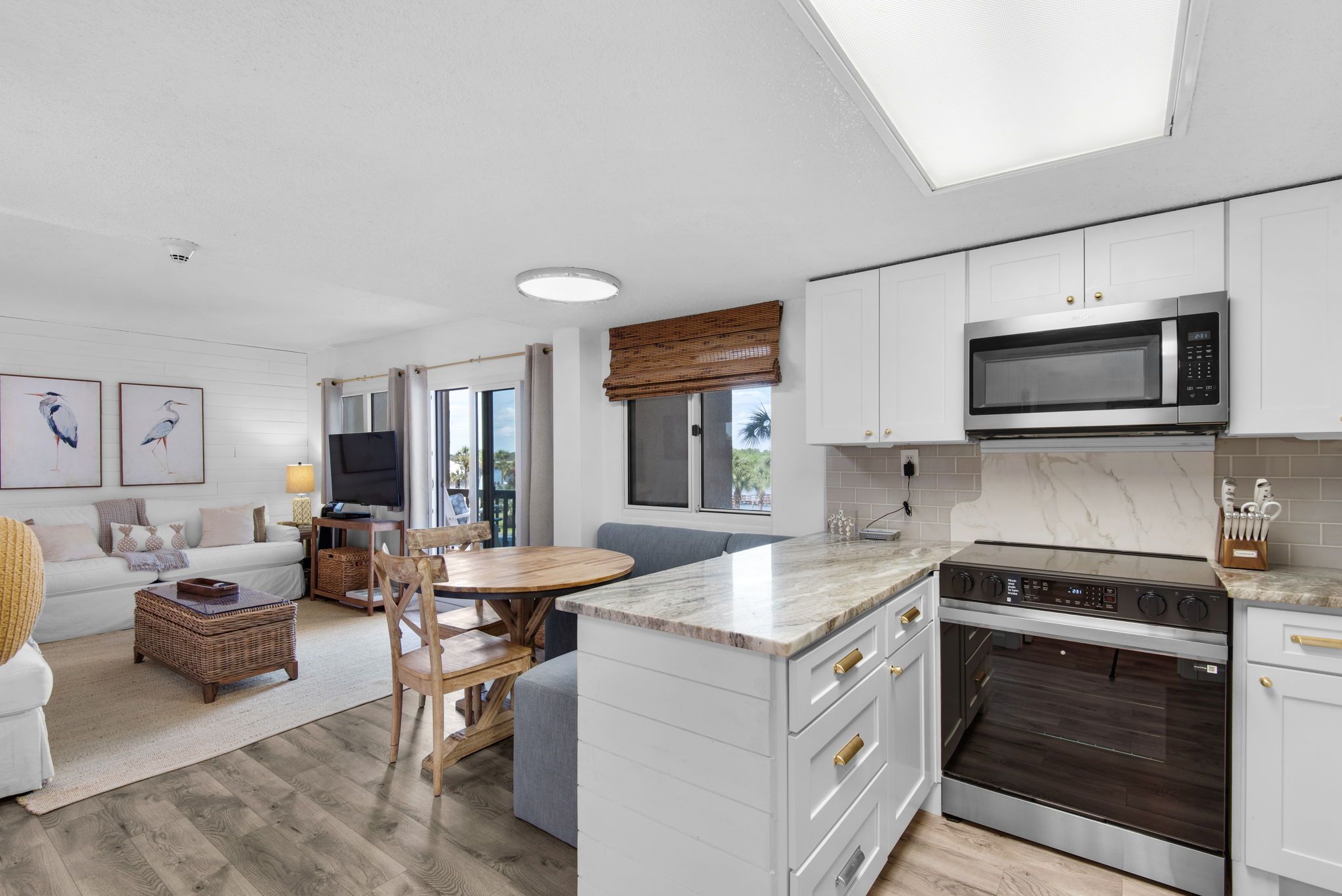 Pinnacle Port A140 Dining & Kitchen area