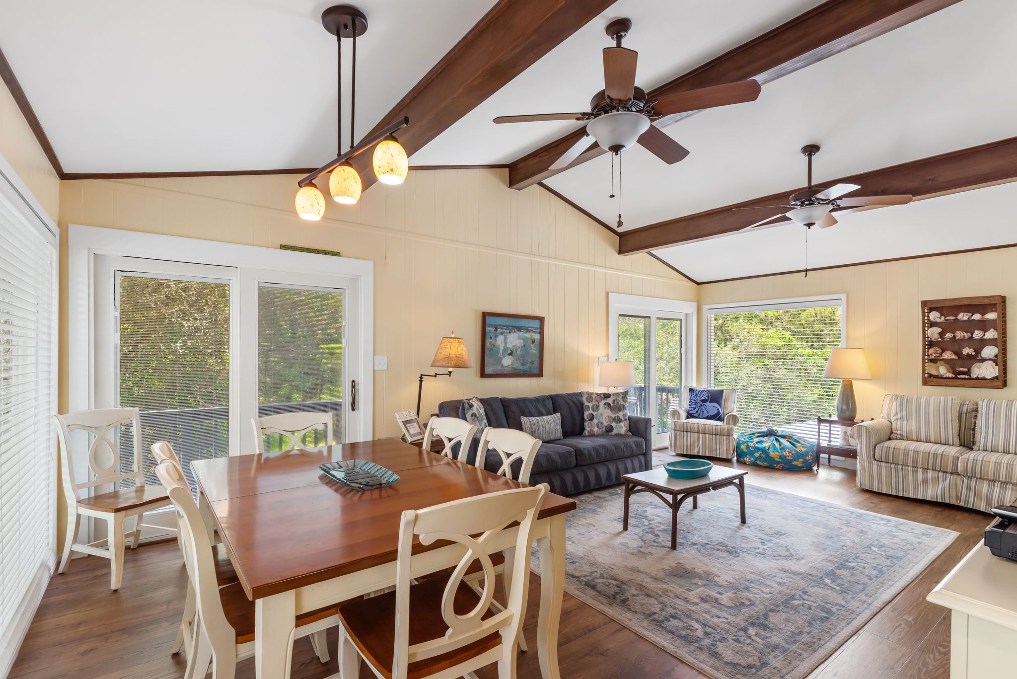 Treehouse By The Sea - Dining & Living area