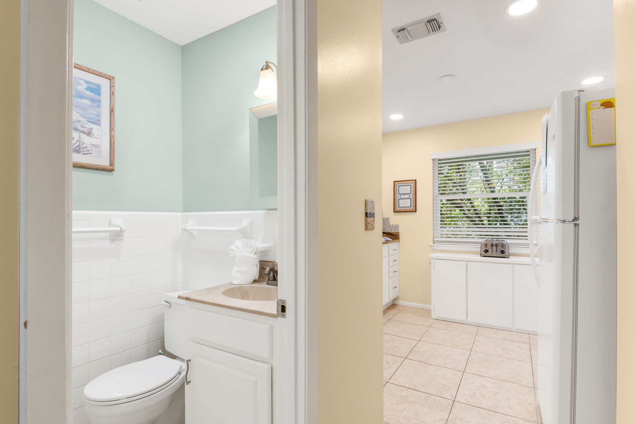 Treehouse By The Sea - Half Bathroom