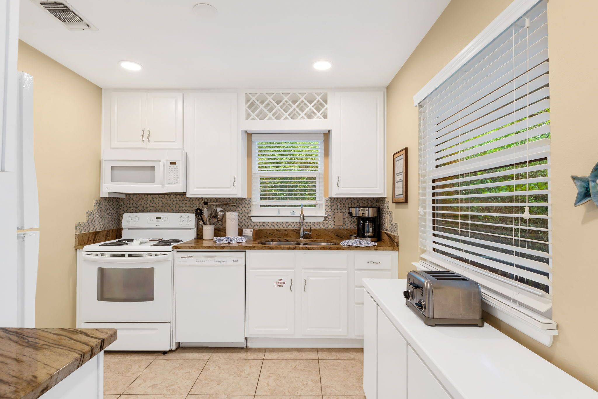 Treehouse By The Sea - Kitchen area