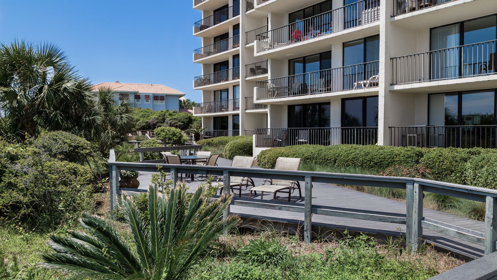 One Seagrove Place Grounds & Amenities