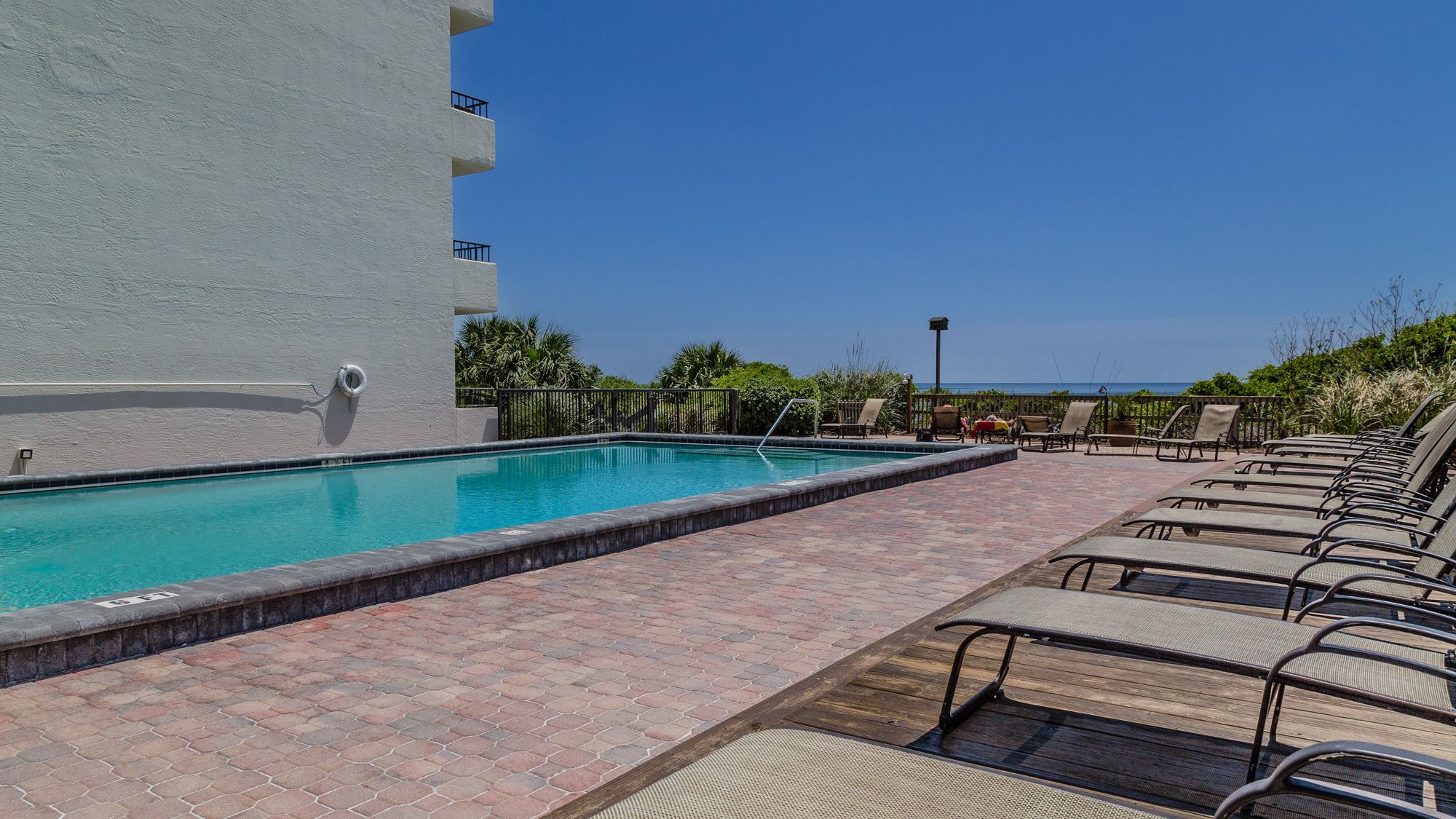 One Seagrove Place Grounds & Amenities