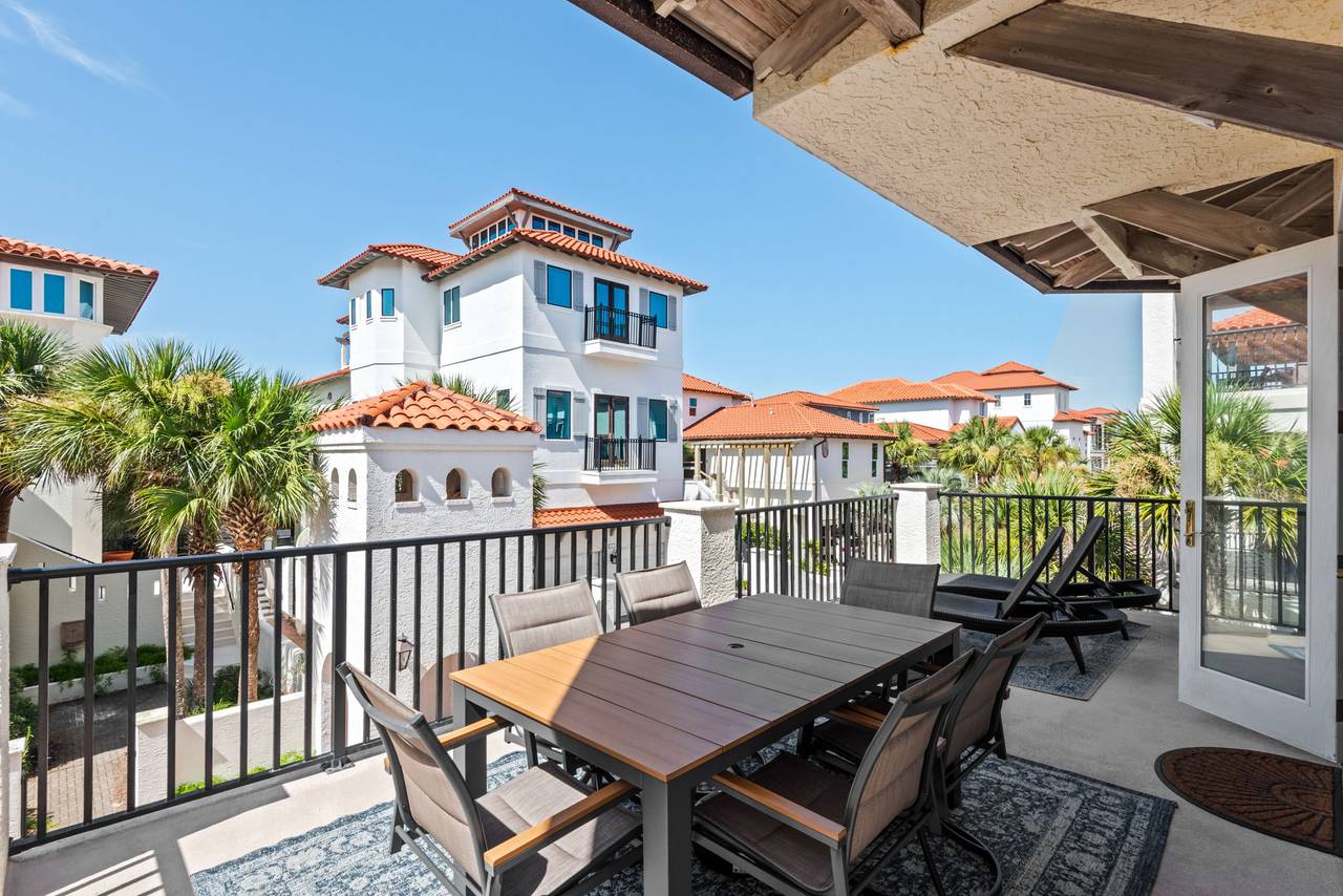 Vizcaya East 1028 - 2nd level outdoor dining area Vizcaya East 1028 - 2nd level outdoor dining area