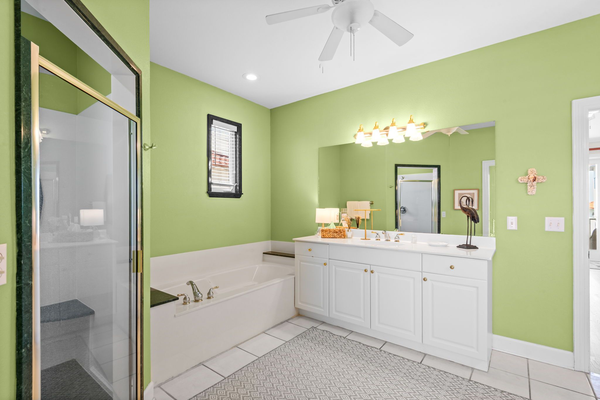 Vizcaya East 1028 - 3rd Level Master Bathroom 