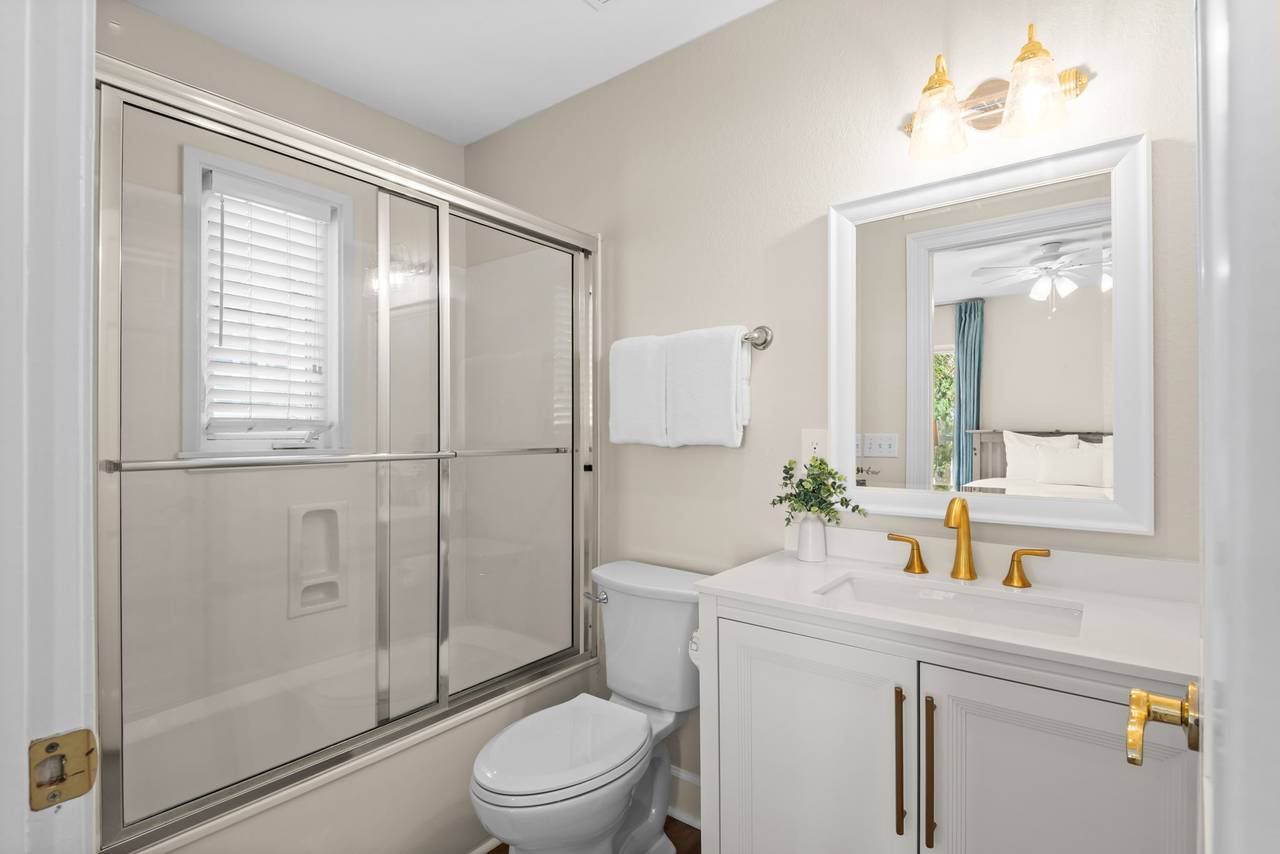 Vizcaya East 1028 - 1st Level Private Bathroom 2 Vizcaya East 1028 - 1st Level Private Bathroom 2