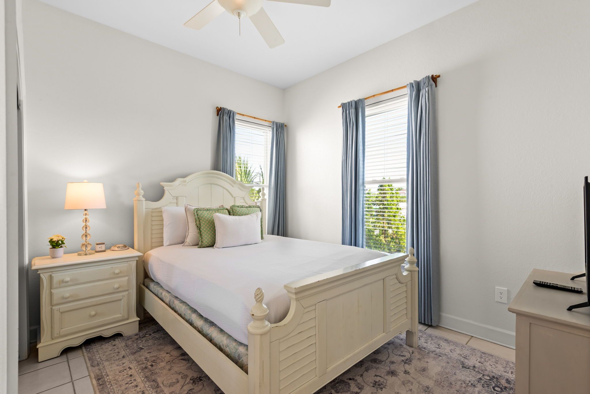 Vizcaya East 1028 - 2nd Level Guest Queen Bedroom