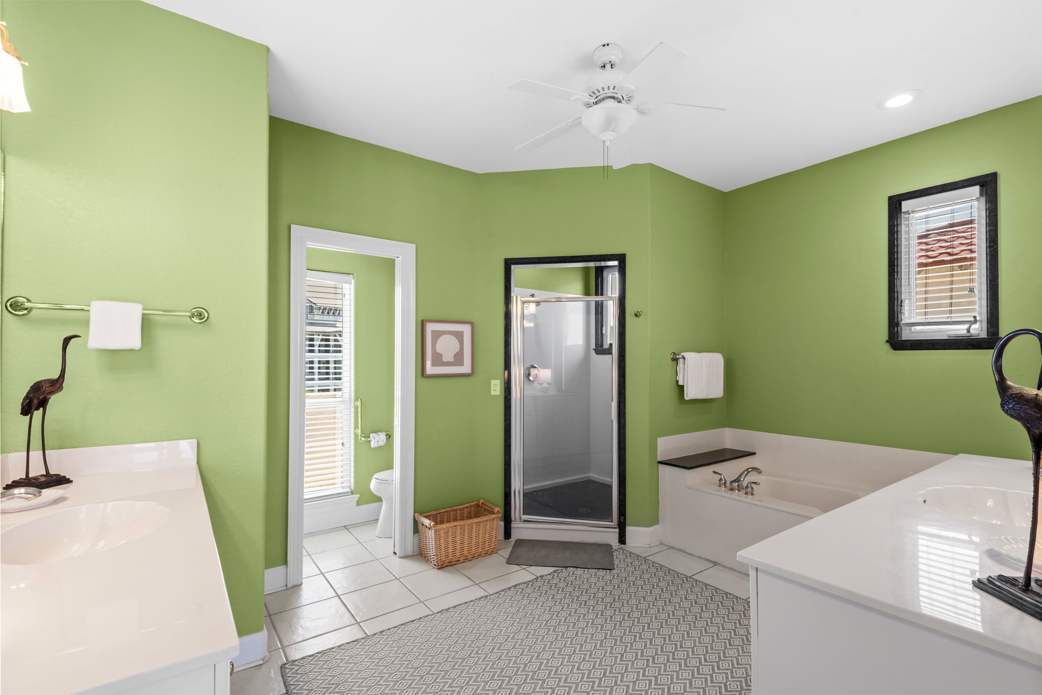 Vizcaya East 1028 - 3rd Level Master Bathroom 