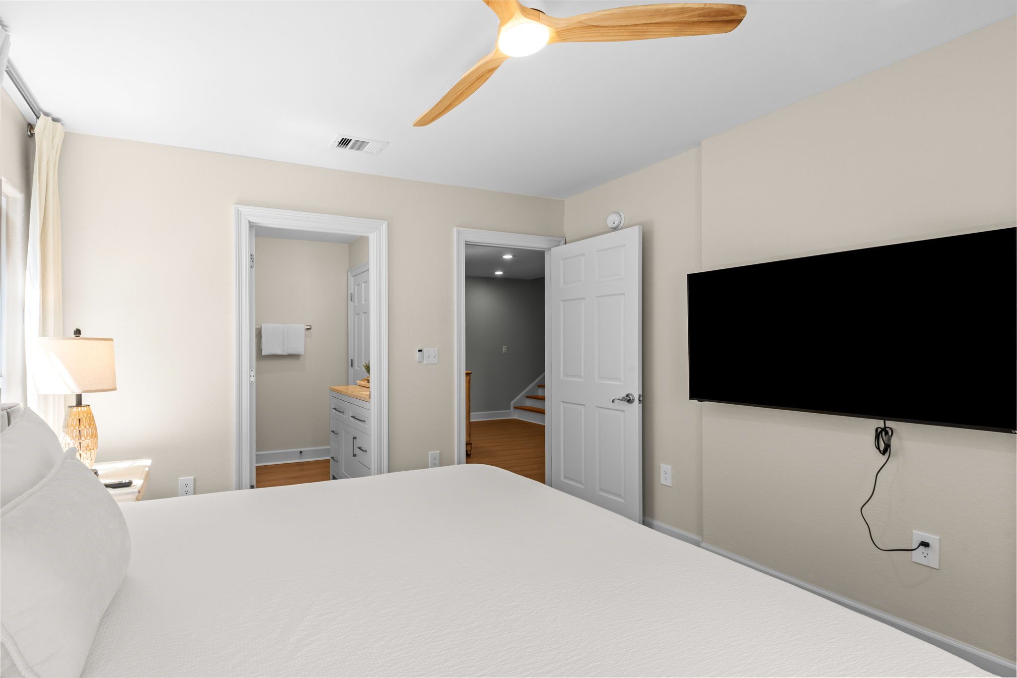 Vizcaya East 1028 - 1st Level Guest King Bedroom 1