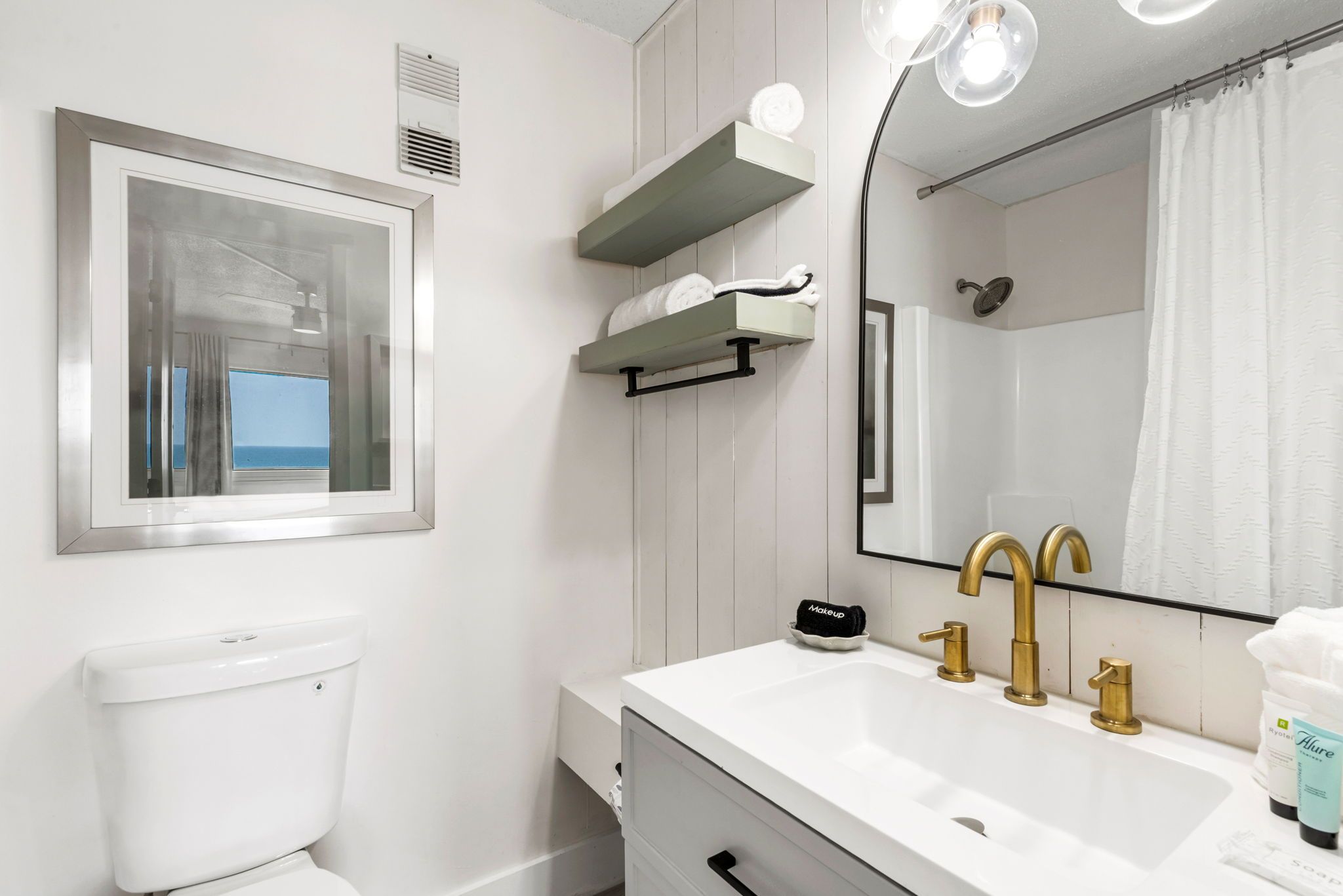 1st Level - Private bathroom