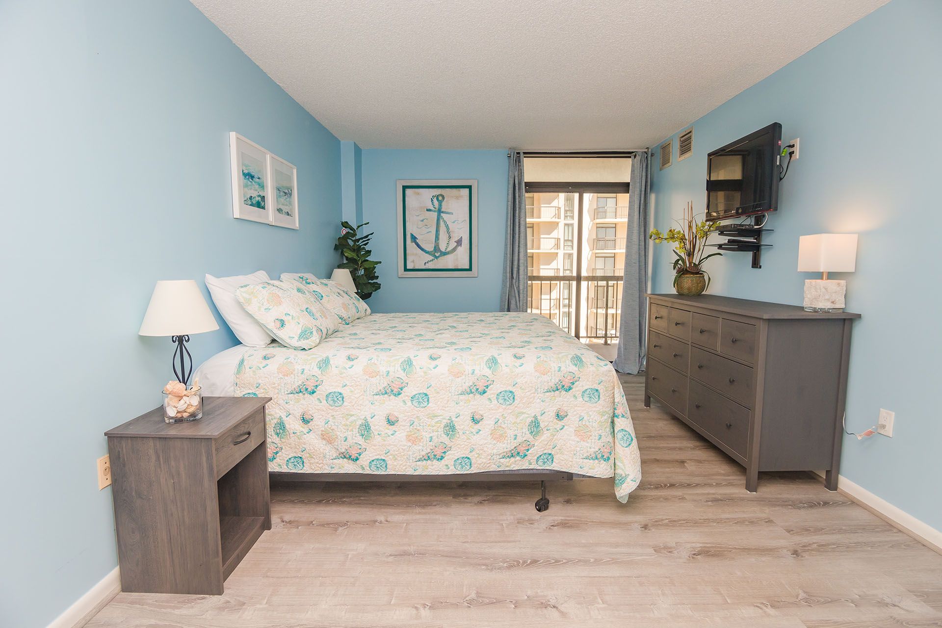 CAREERING｜PLACEBO301 Braemar Towers 1411 | Century 21 New Horizon