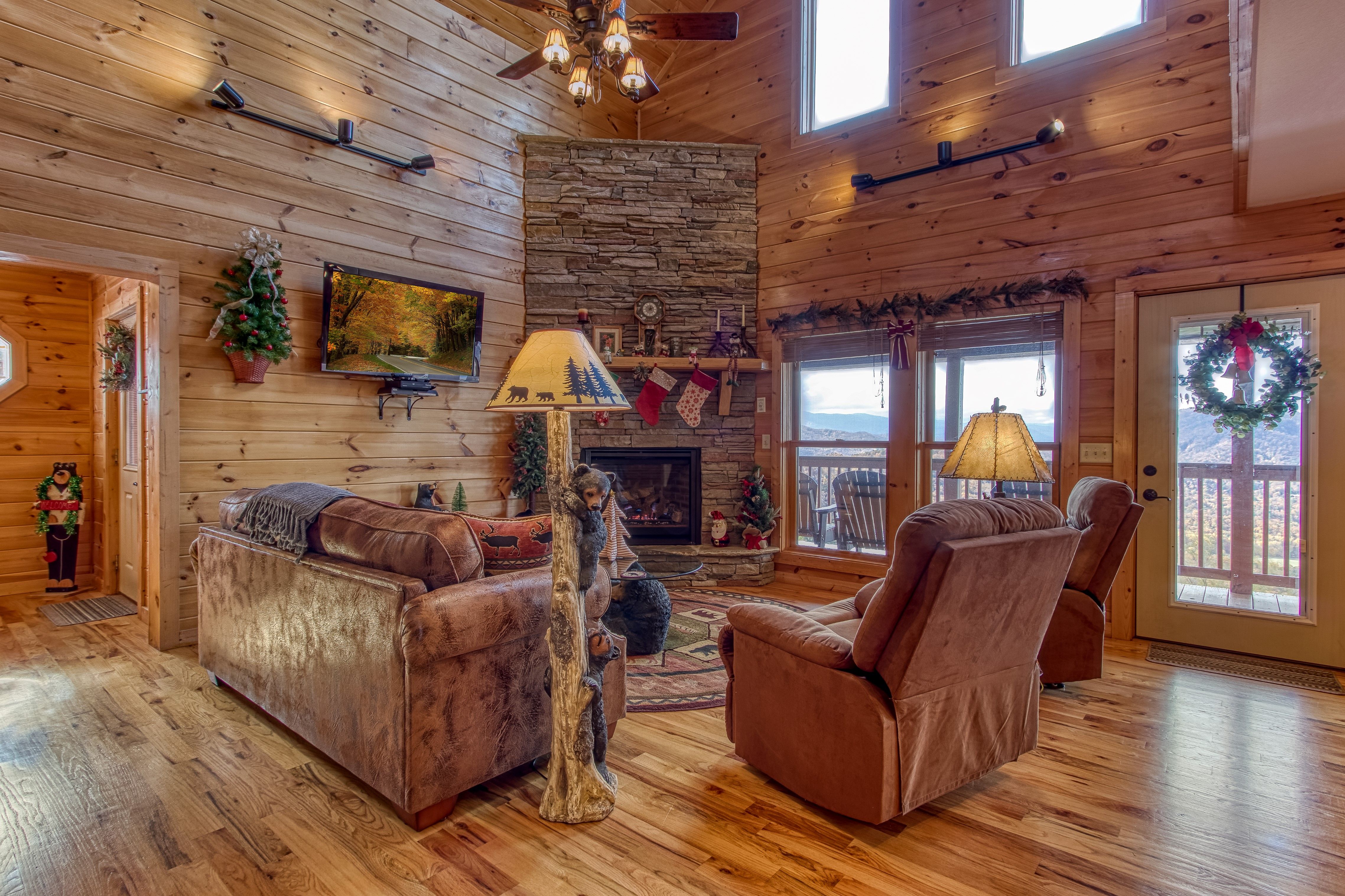 Above Awe RE/MAX Cove Mountain Realty & Cabins