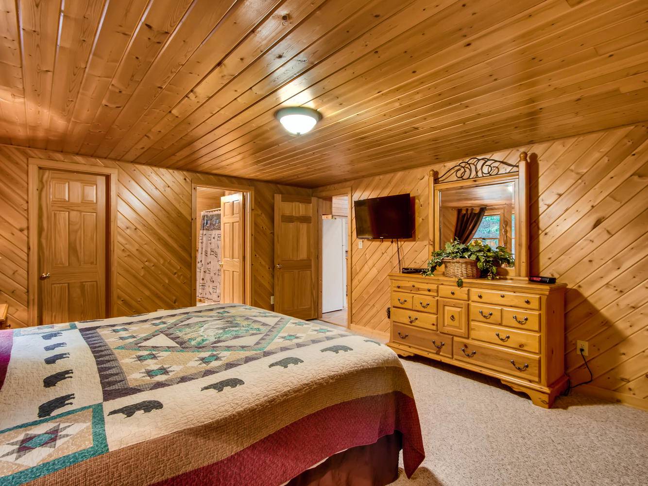 Southern Charm RE/MAX Cove Mountain Realty & Cabins