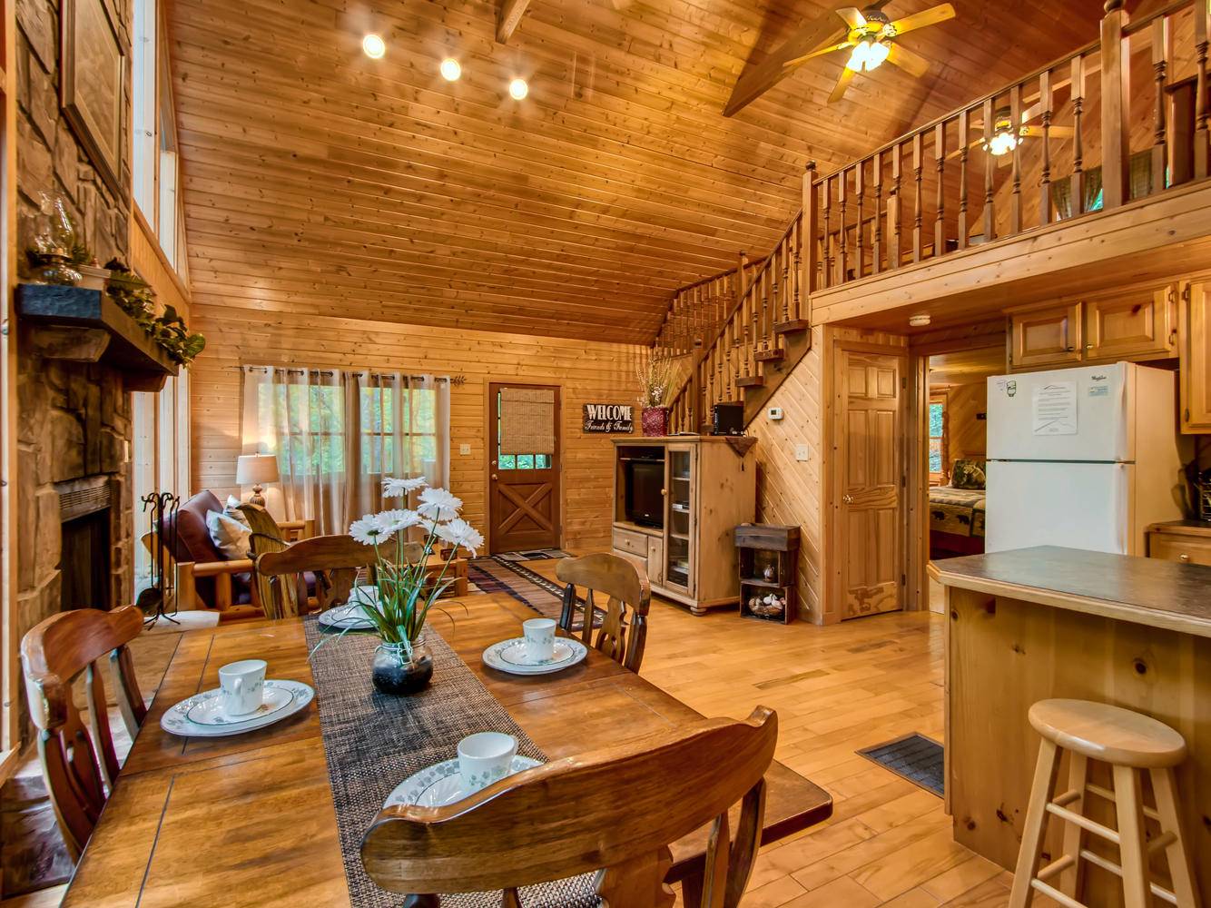Southern Charm RE/MAX Cove Mountain Realty & Cabins