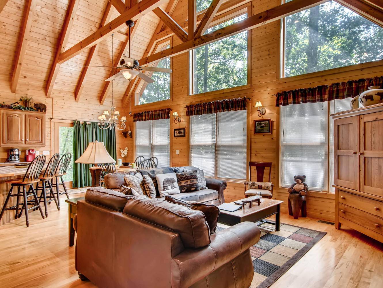 Tomahawk Lodge RE/MAX Cove Mountain Realty & Cabins