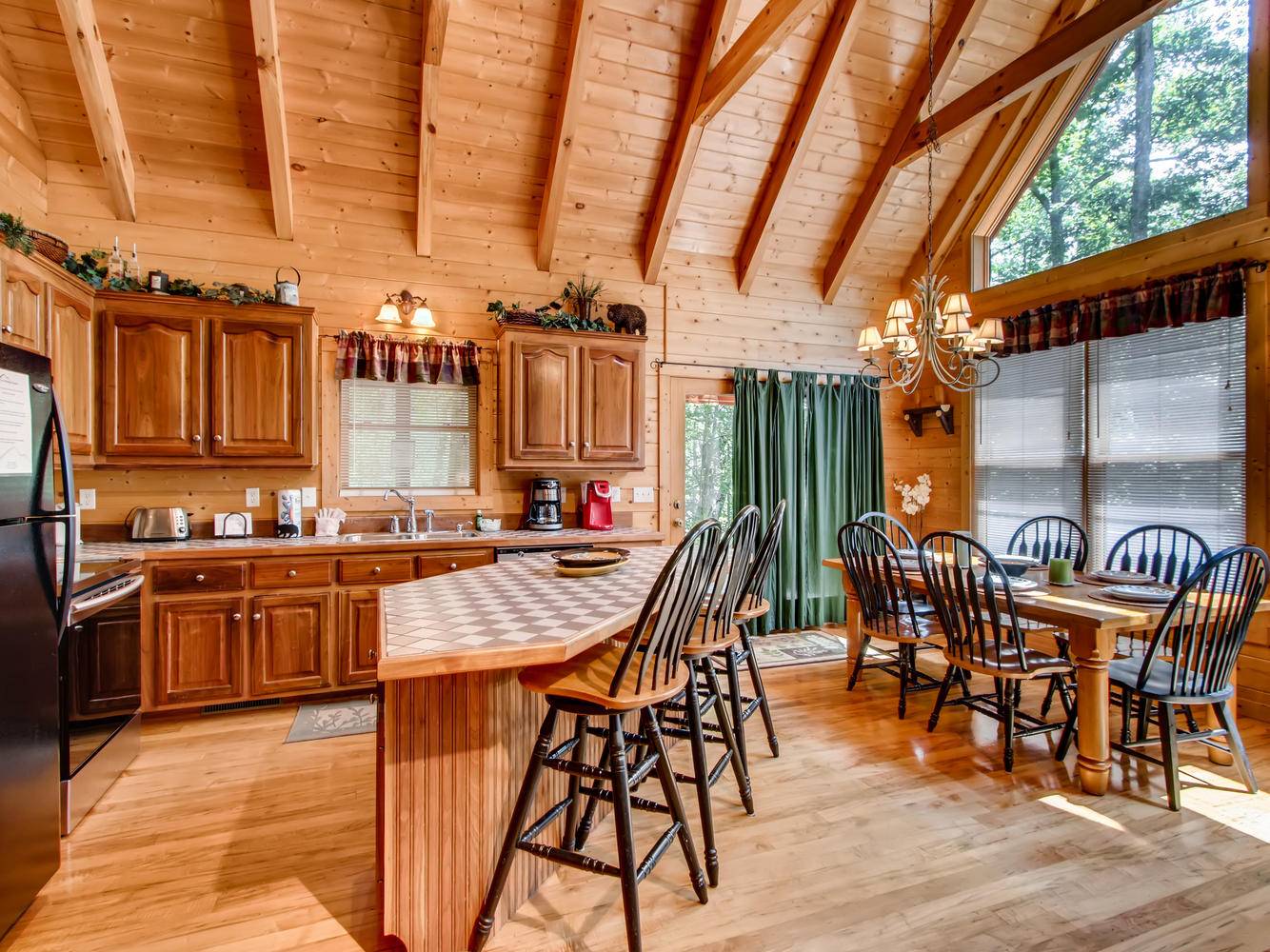 Tomahawk Lodge RE/MAX Cove Mountain Realty & Cabins