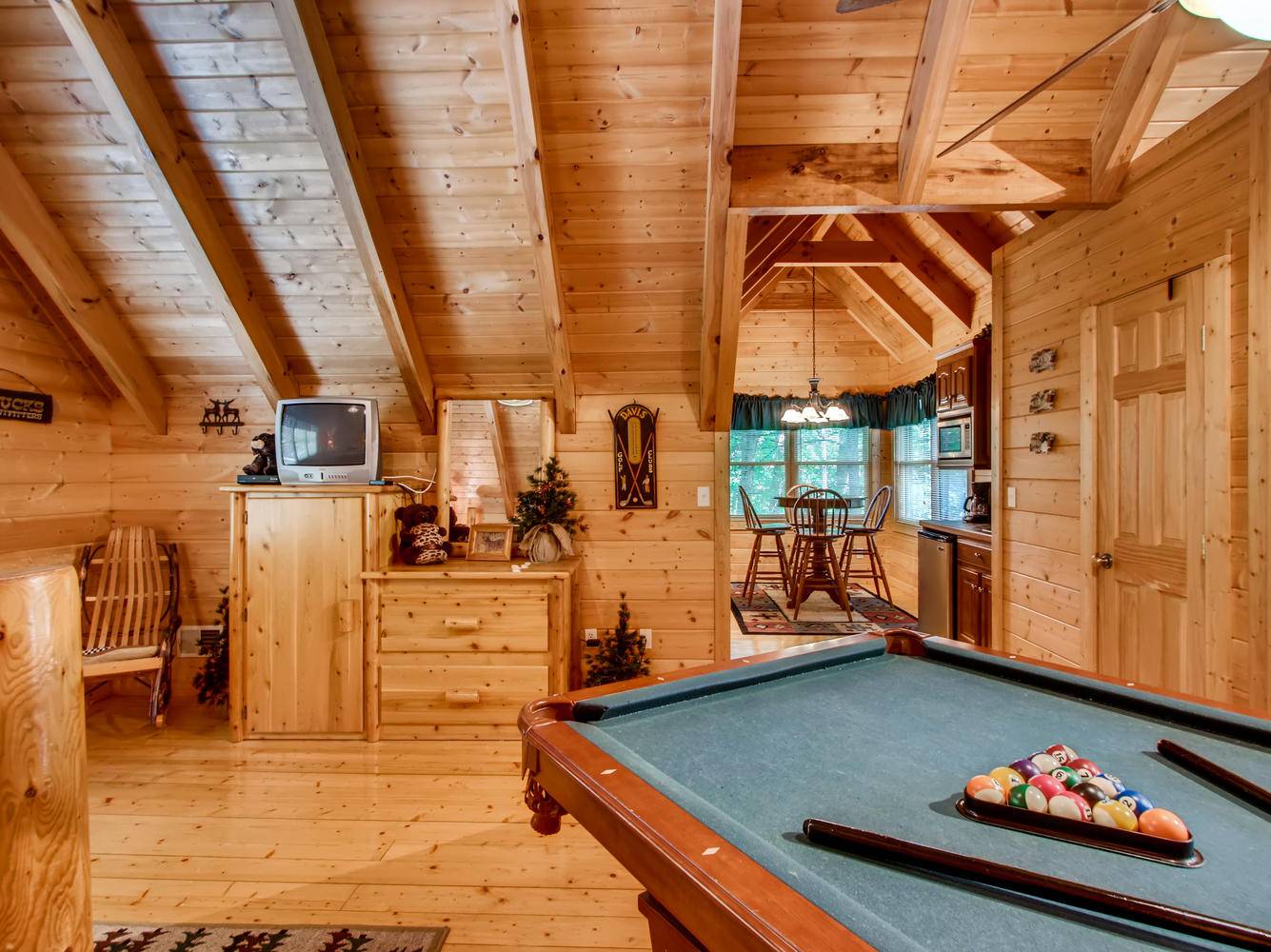 Tomahawk Lodge RE/MAX Cove Mountain Realty & Cabins