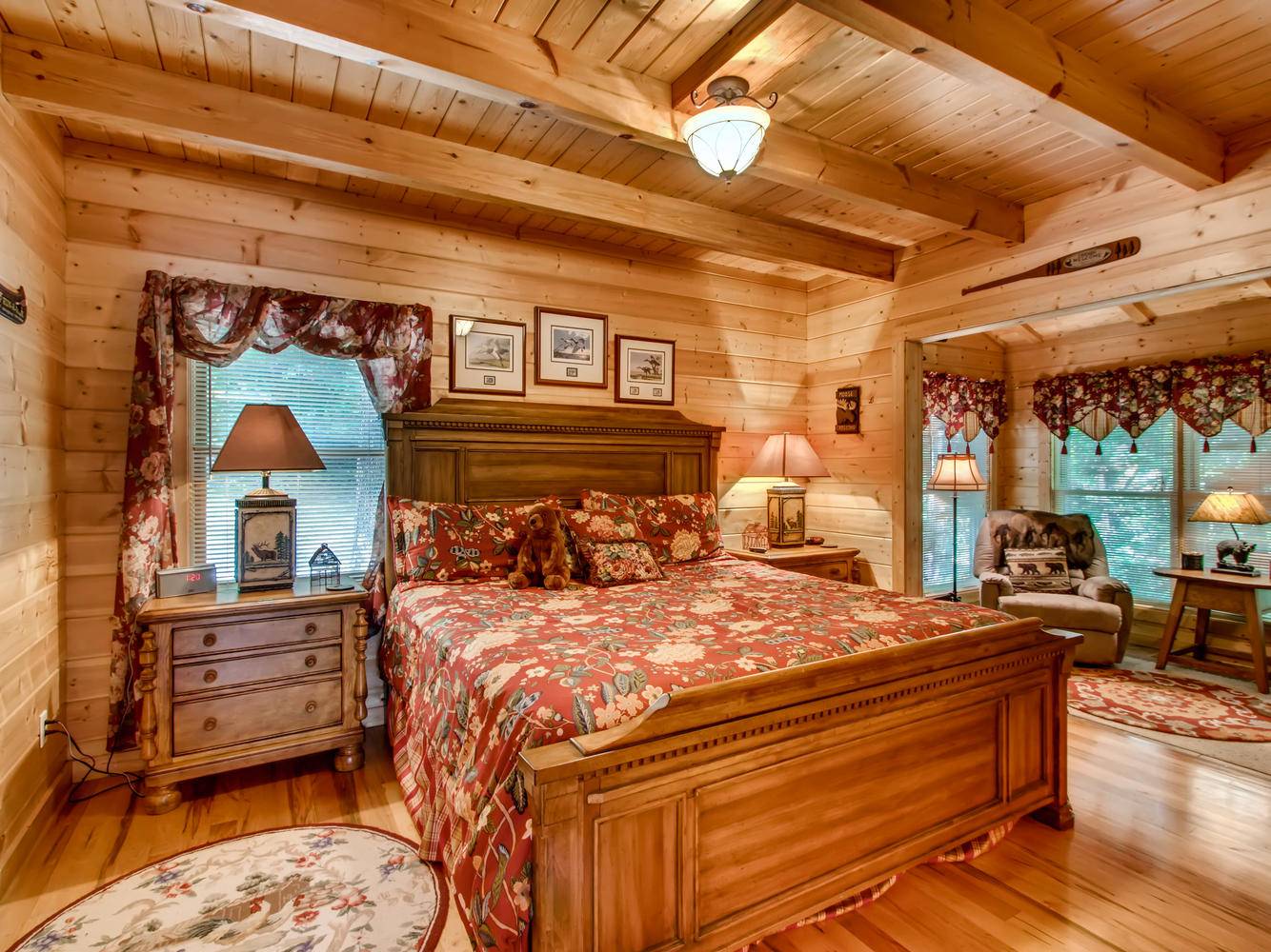 Tomahawk Lodge | RE/MAX Cove Mountain Realty & Cabins