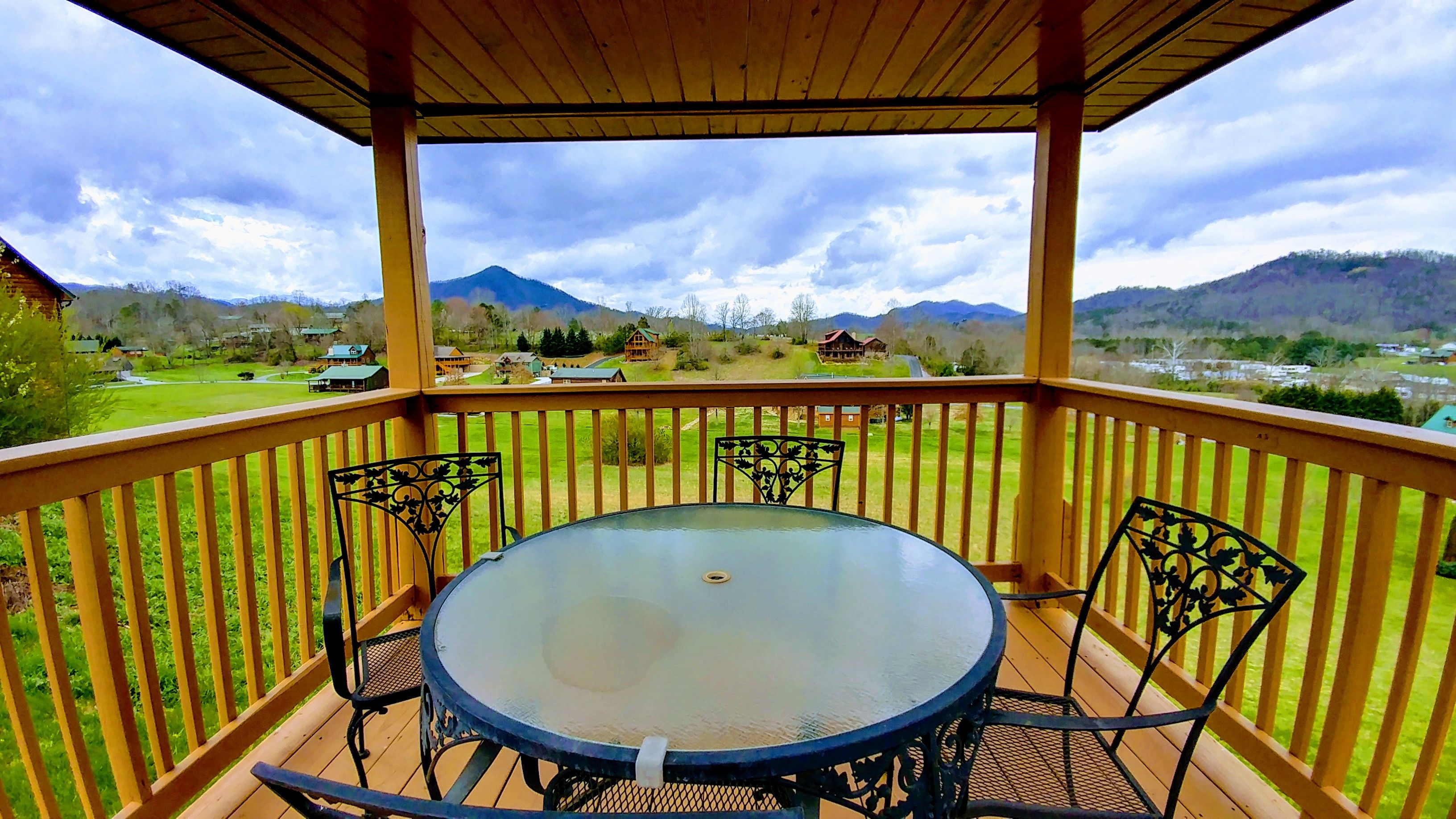 Mountain Breeze RE/MAX Cove Mountain Realty & Cabins