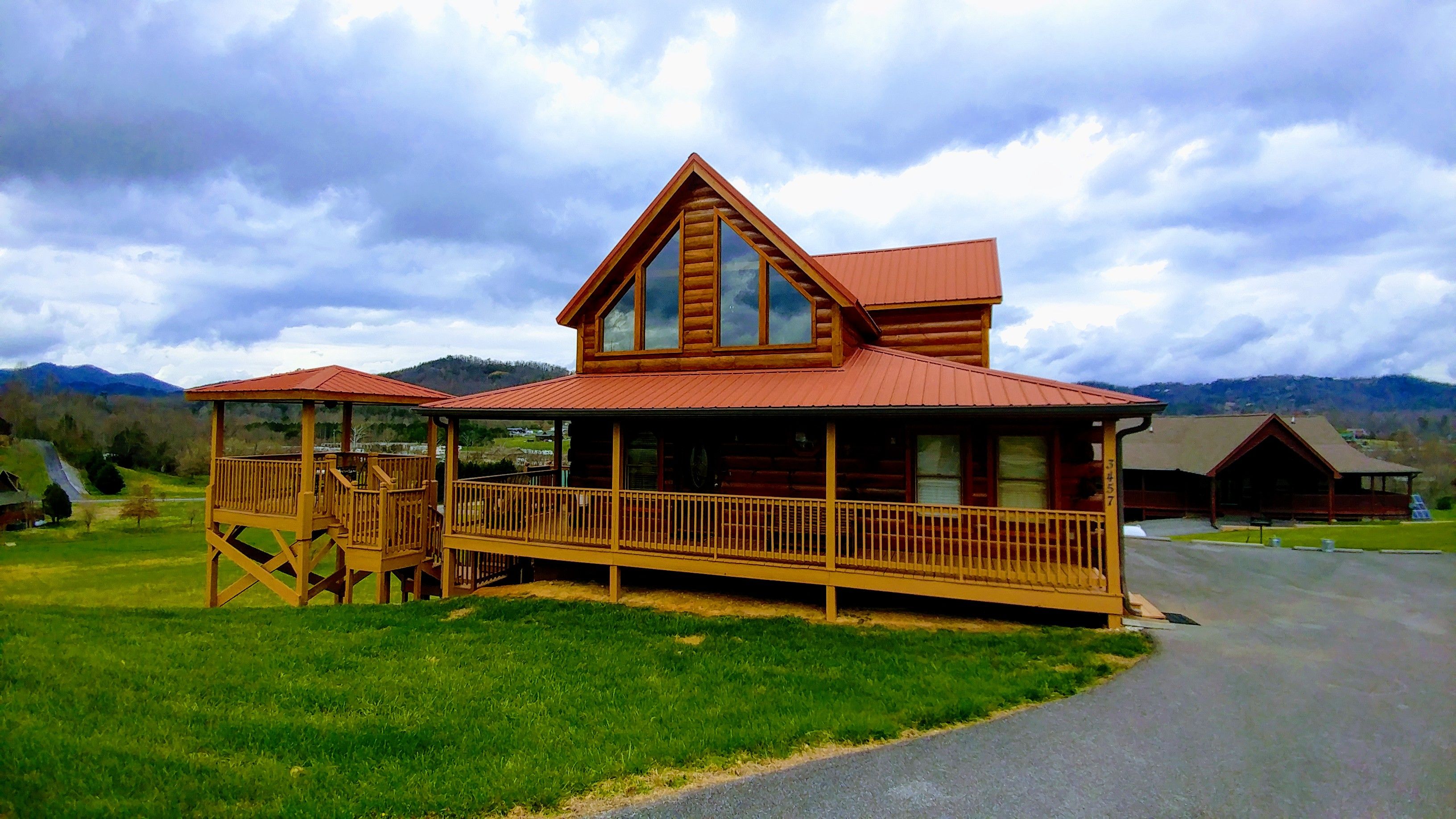 Mountain Breeze RE/MAX Cove Mountain Realty & Cabins