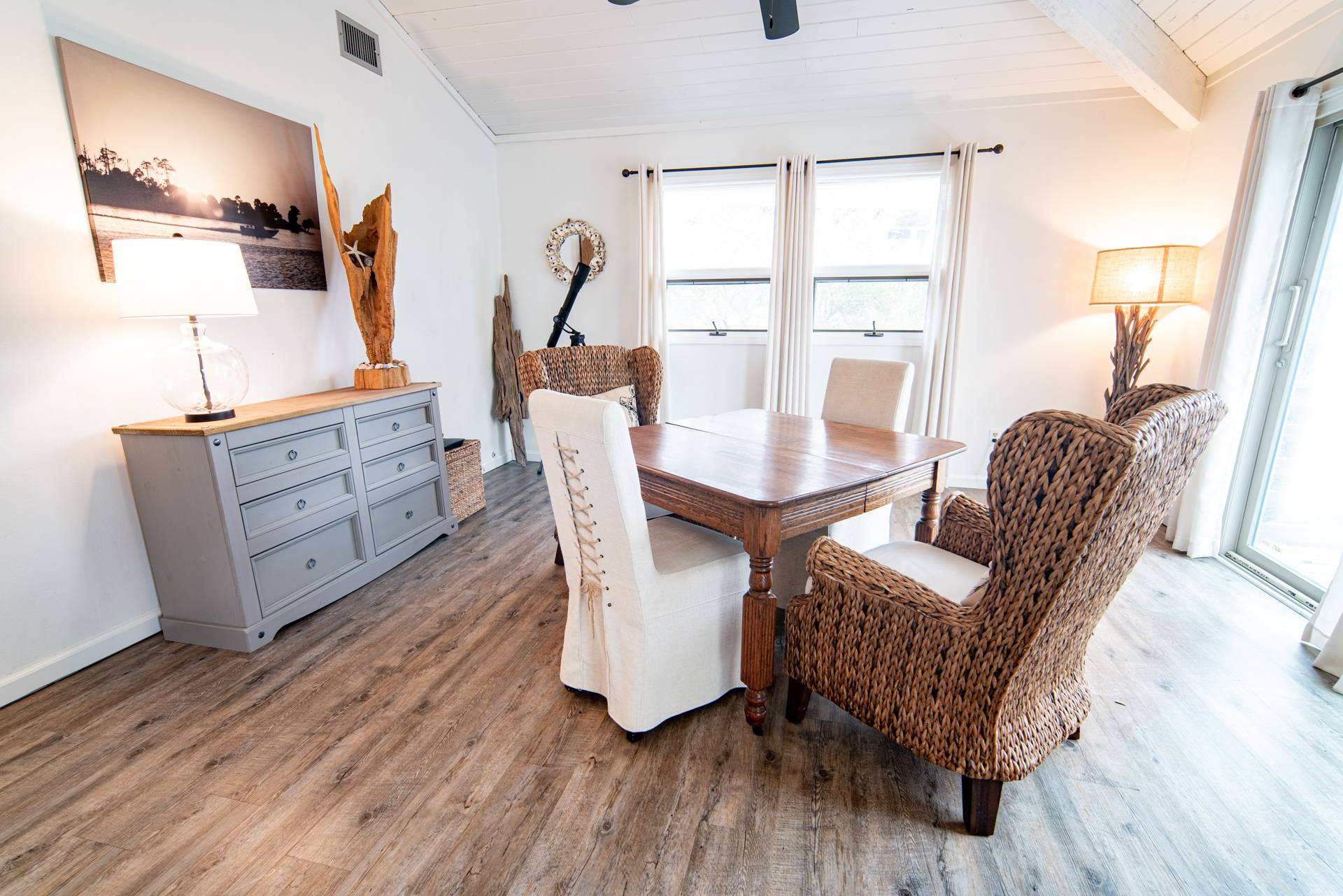 Separate game table or additional eating space
