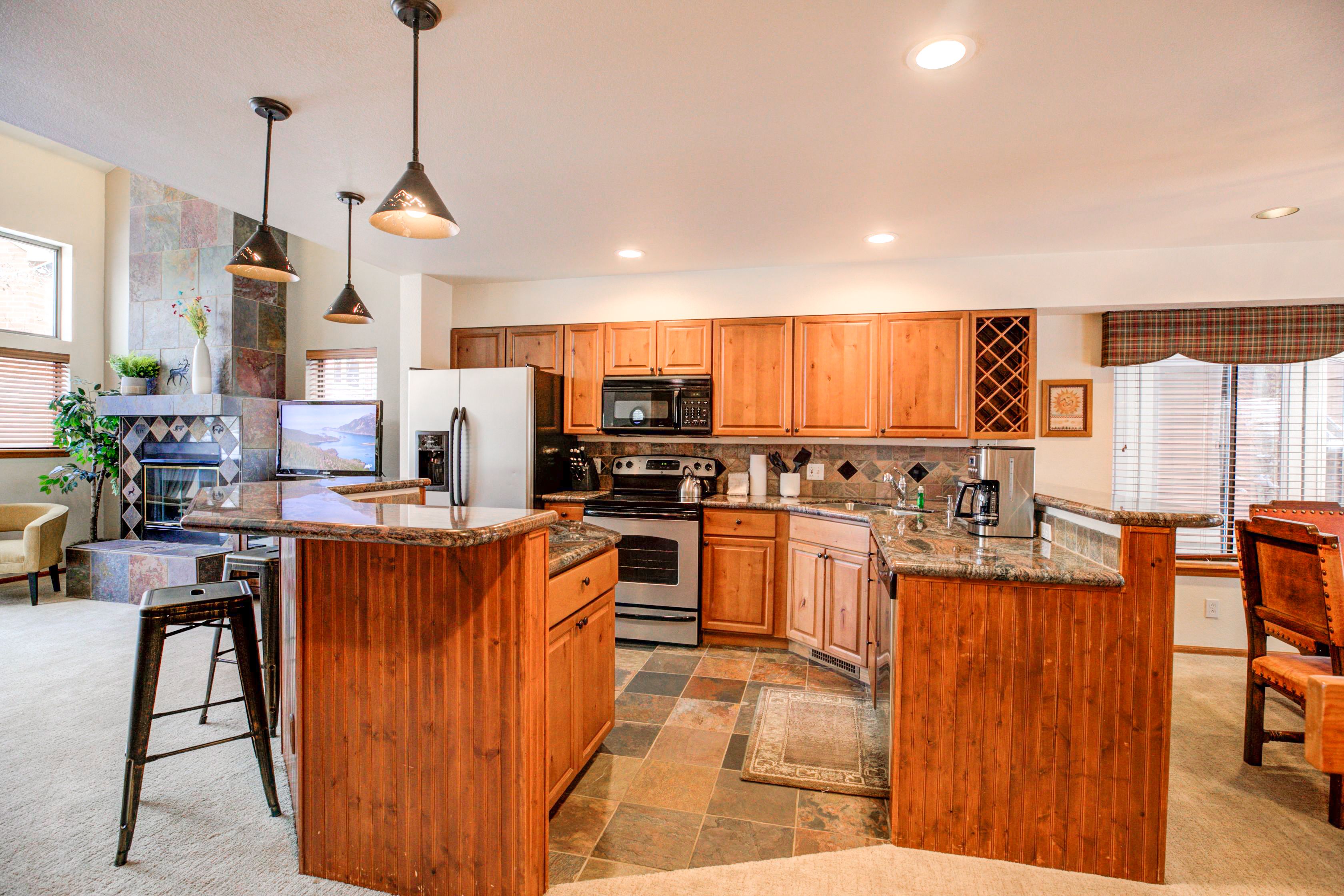 Village Point Hideaway Townhome Close to Everything, Private Hot Tub