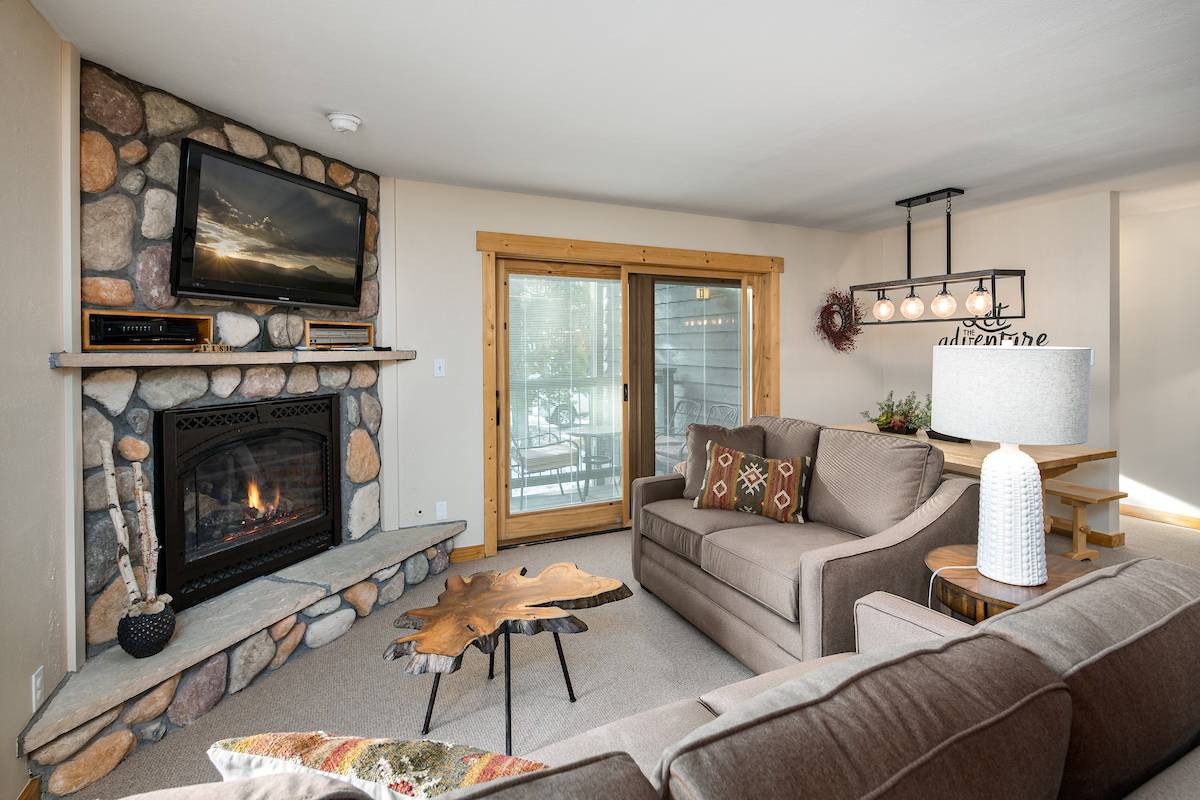 Double Eagle Roost Condo: Ski In, Walk To Main St | Summit Mountain Rentals