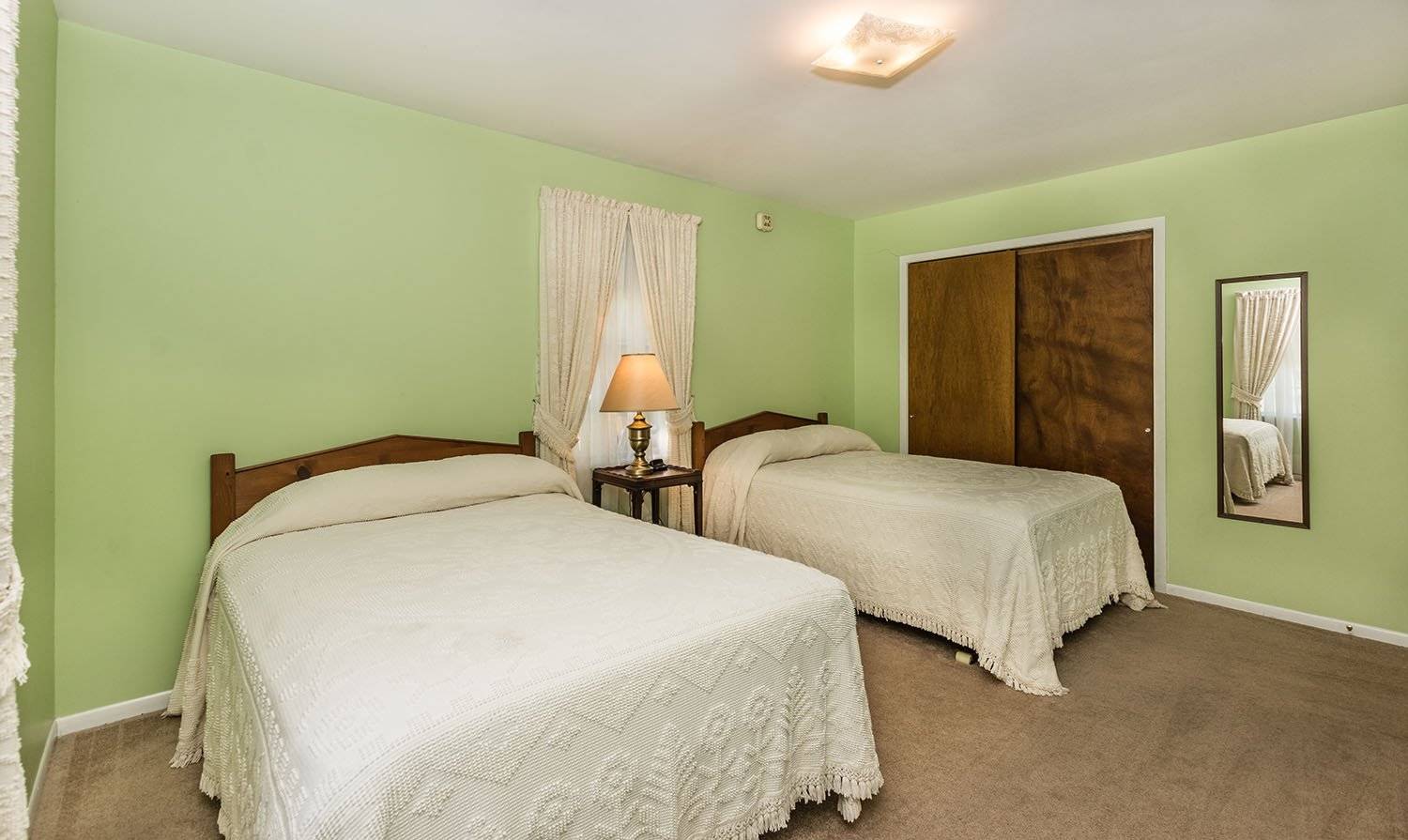 Twin size bedroom 