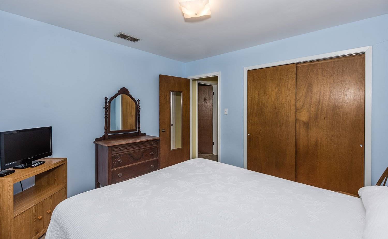 Queen size bedroom 