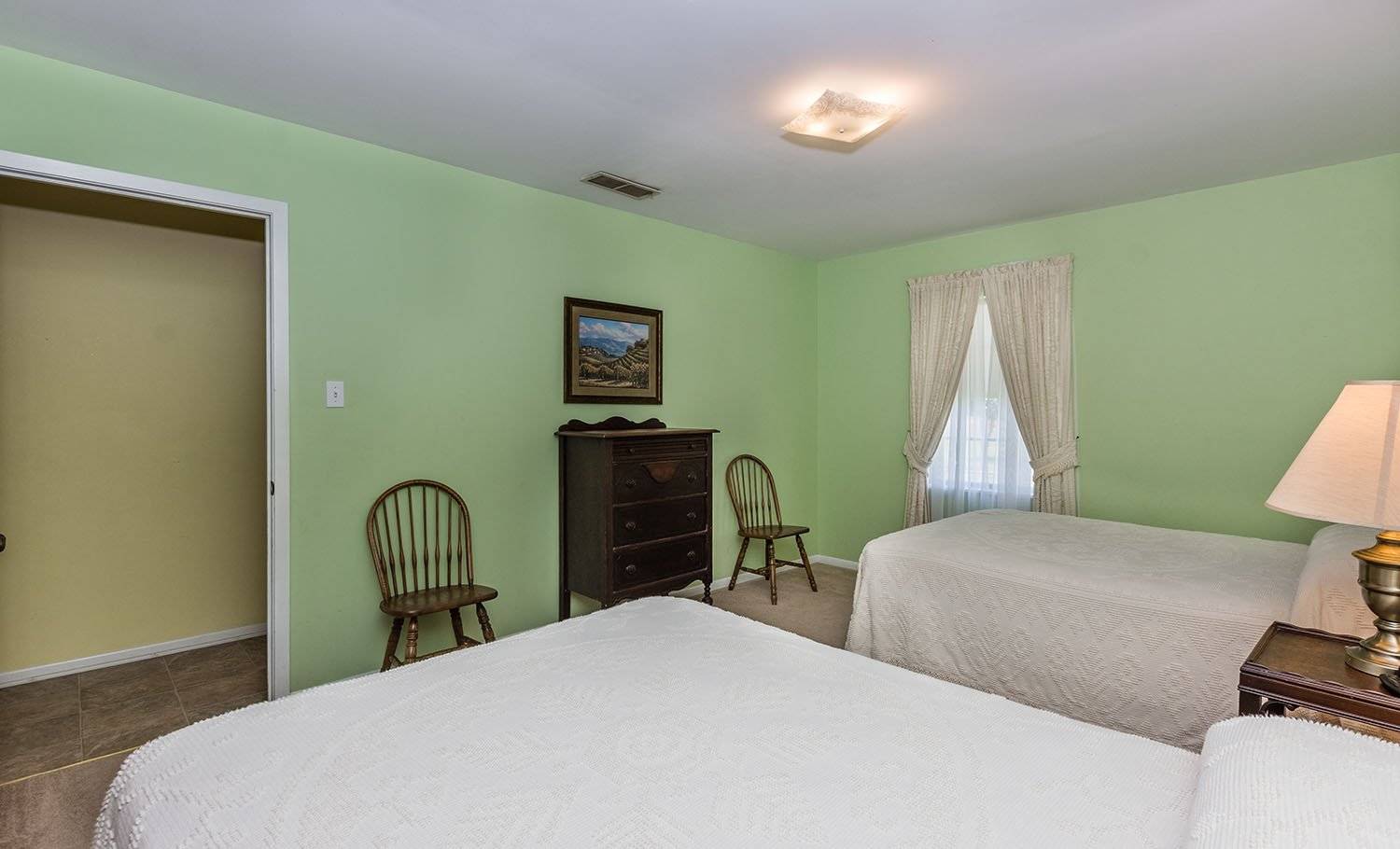 Twin size bedroom 