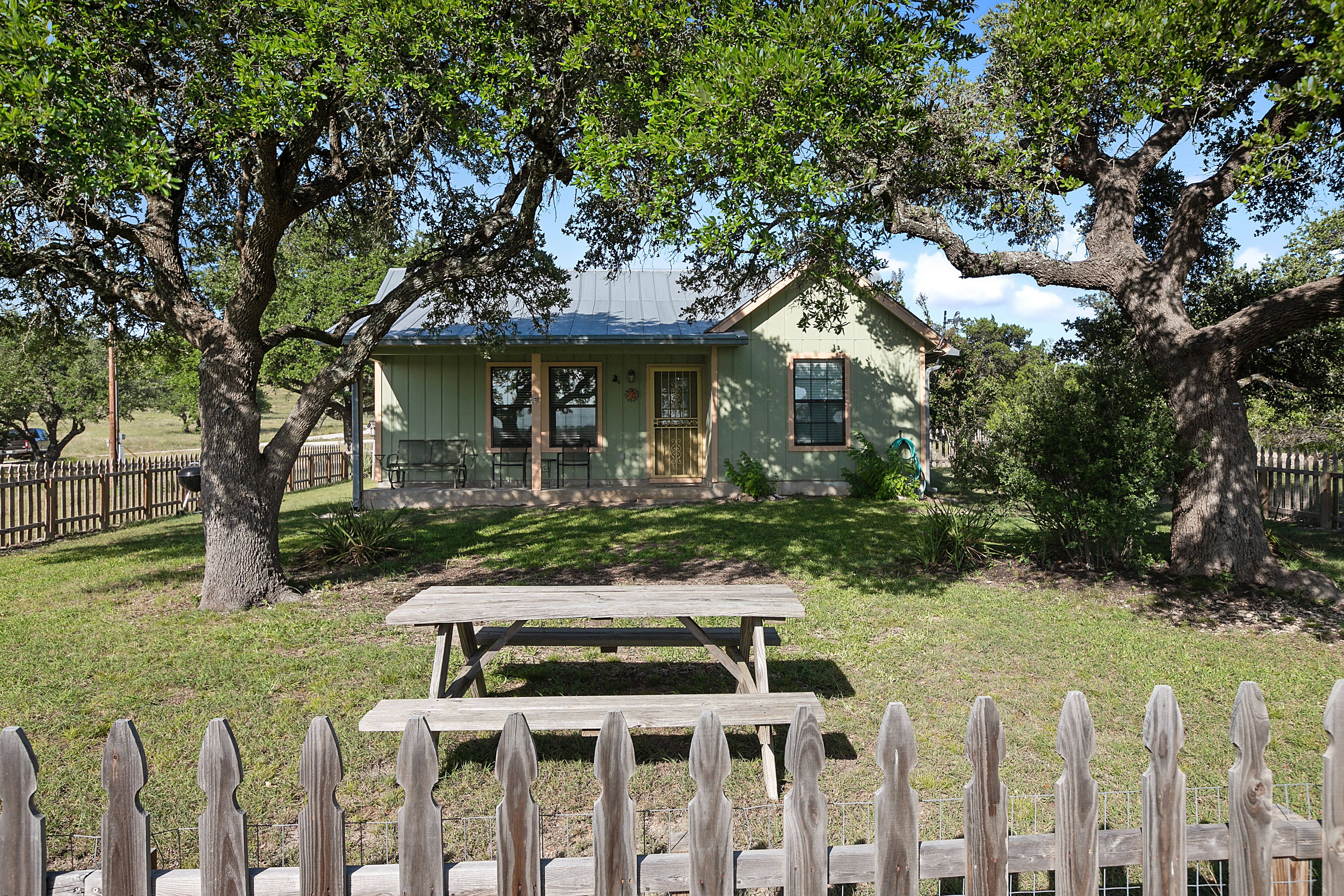 Cottage at Twin Oaks Dog Friendly Fredericksburg Escapes