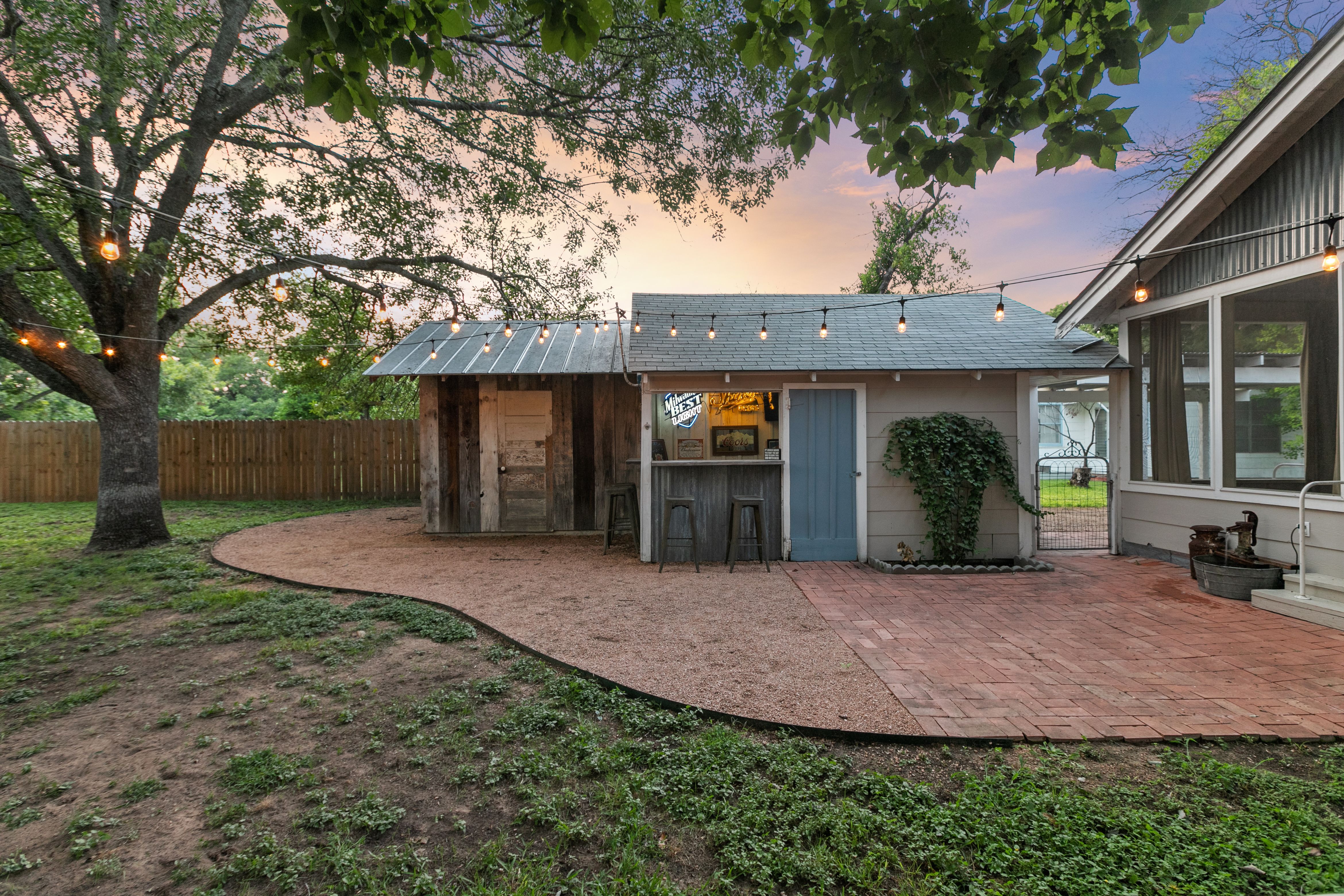 Reizend Haus (dog friendly) Fredericksburg Escapes