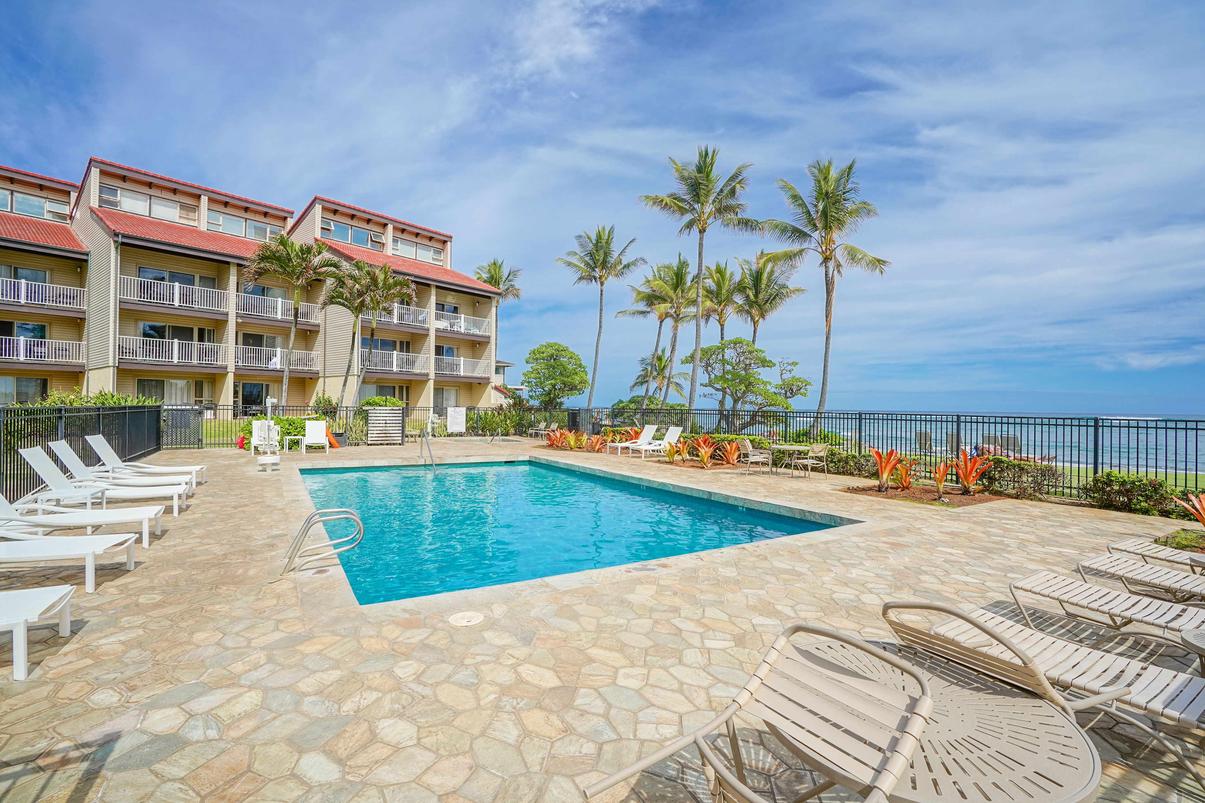 Kapaa Shore Resort A101, Oceanfront, End Unit! Garden Island