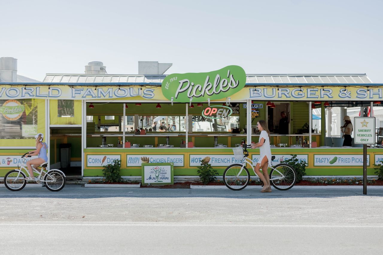 WALK TO SEVERAL DINING OPTIONS IN TOWN; FAMOUS PICKLES BURGERS
