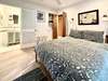 QUEEN ROOM W/PRIVATE BATH