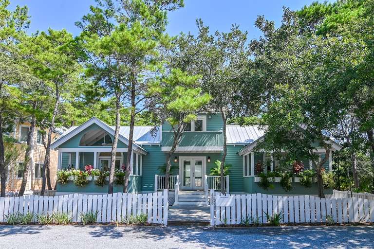WELCOME TO PINETUCKET ON FOREST STREET IN SEASIDE, FLORIDA