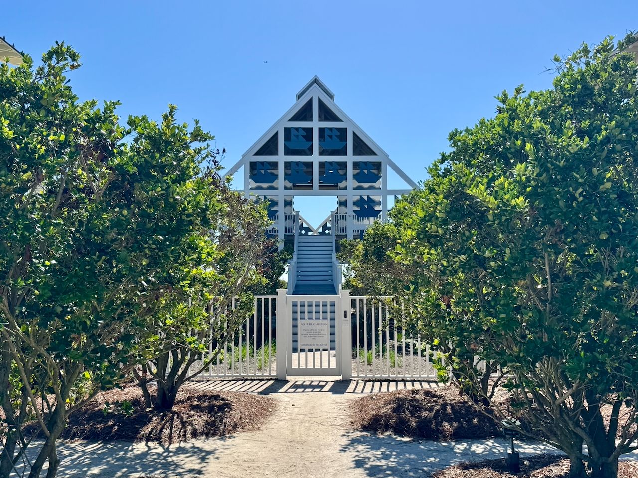 ONLY 179 YARDS OR 3 MINUTE WALK TO PRIVATE SEASIDE BEACH ACCESS