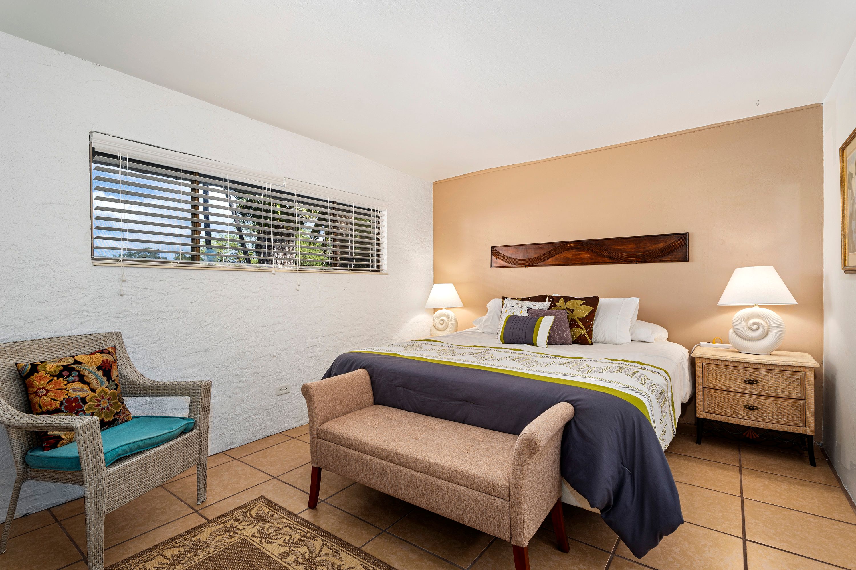 Casa De Emdeko 230 Knutson & Associates