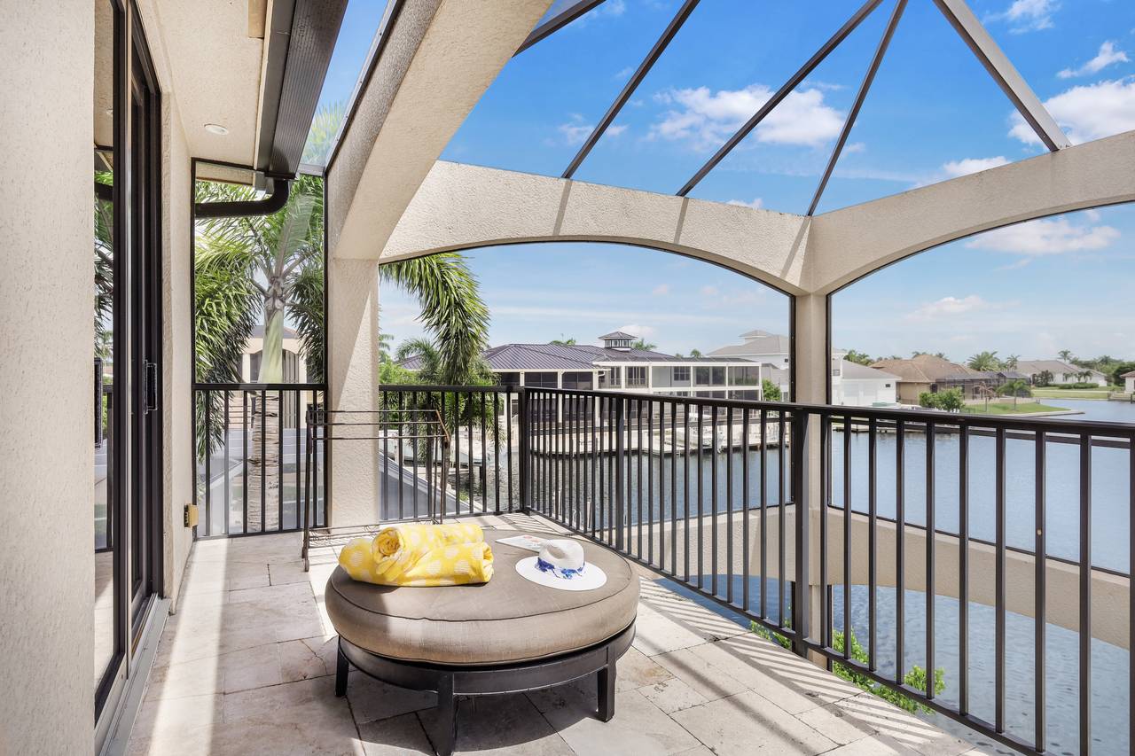 Upstairs lanai Upstairs lanai