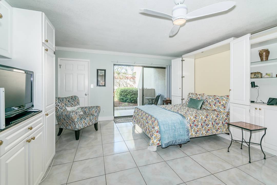 Two Queen size murphy beds studio condo