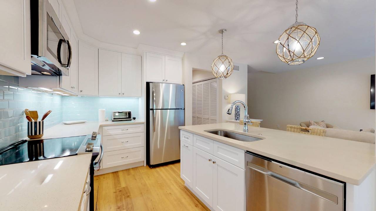 Fully Equipped Kitchen with Custom Cabinetry