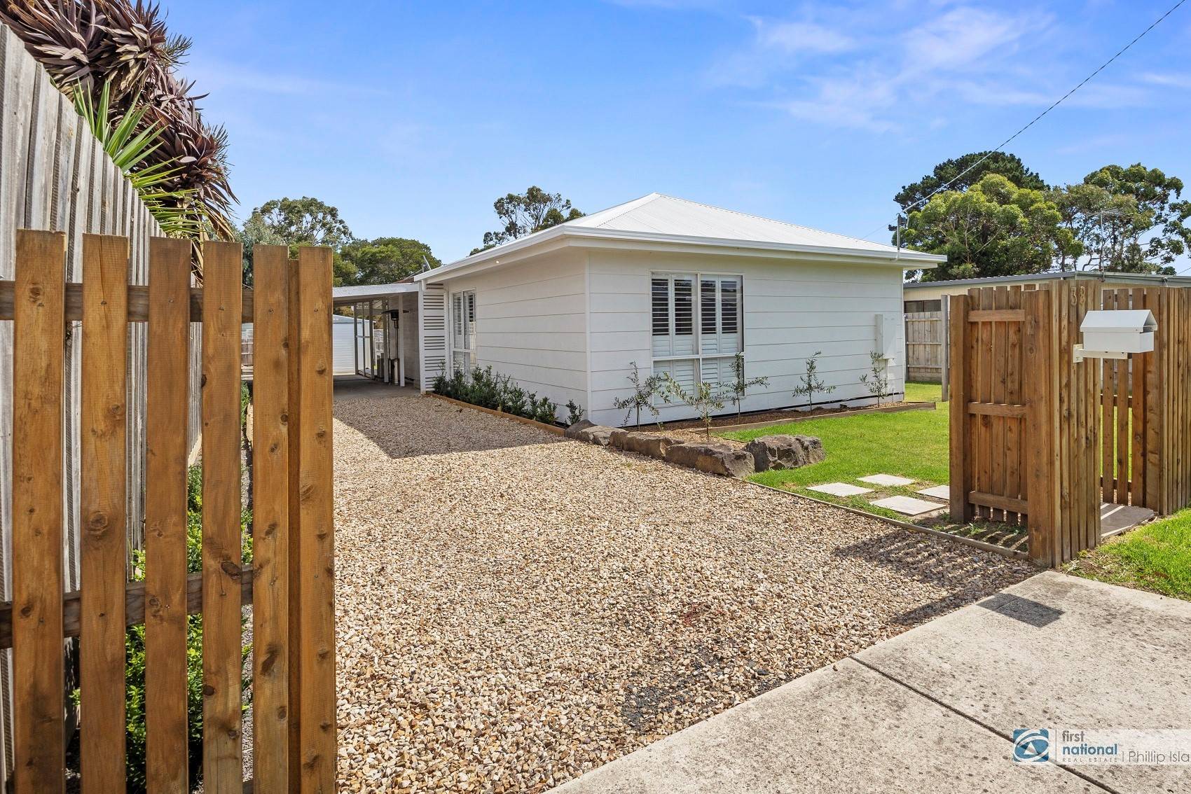 Castaway, Cowes beach house | Phillip Island Holiday Houses