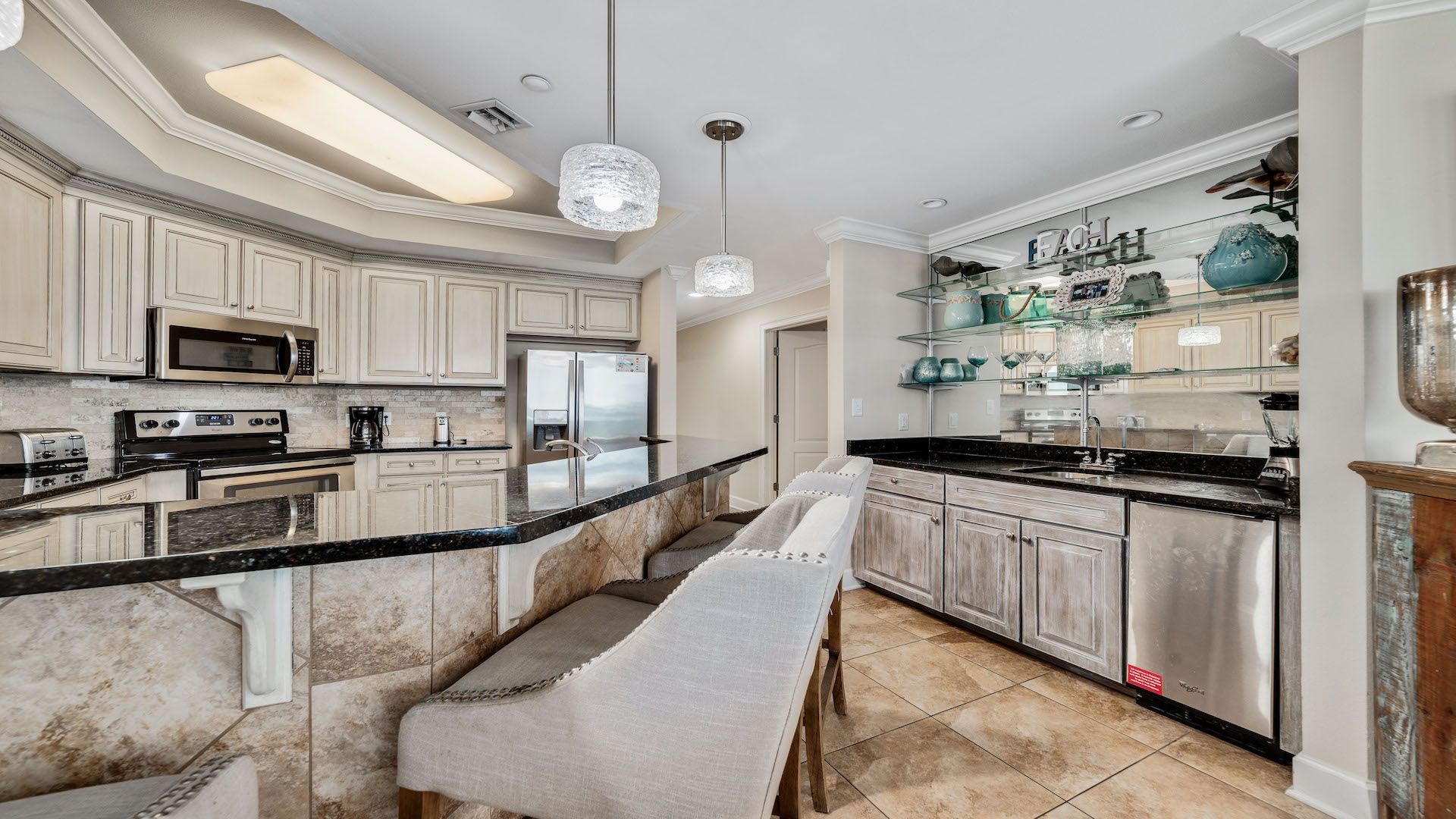 エレファントヘッド　パールオブジェ Eagle Cam-Inspired American Bald Eagle Sculpture: Treetop Majesty