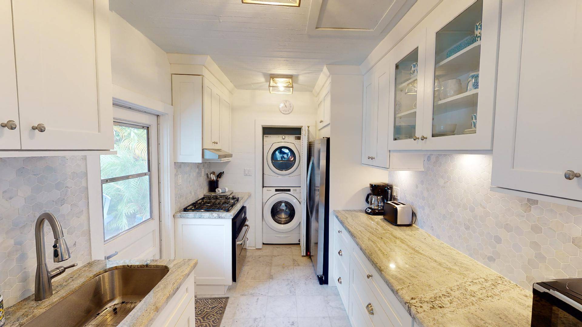 807 Kitchen/ washer and dryer