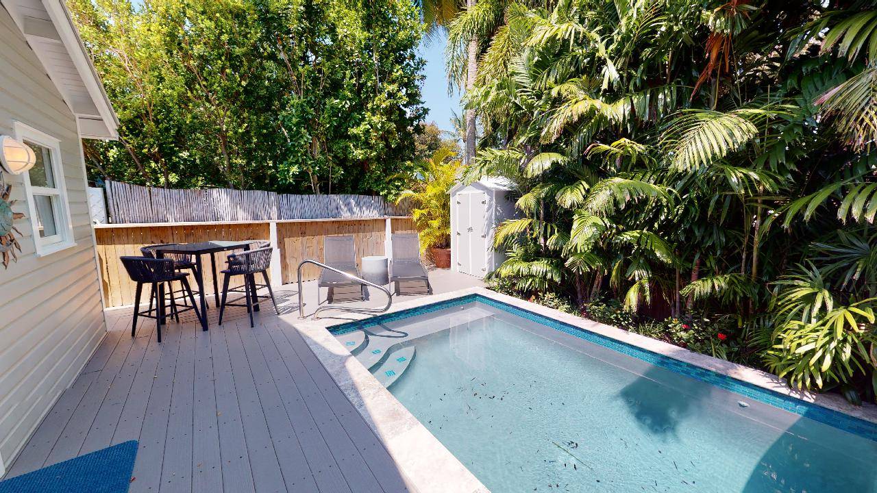 Poolside dining