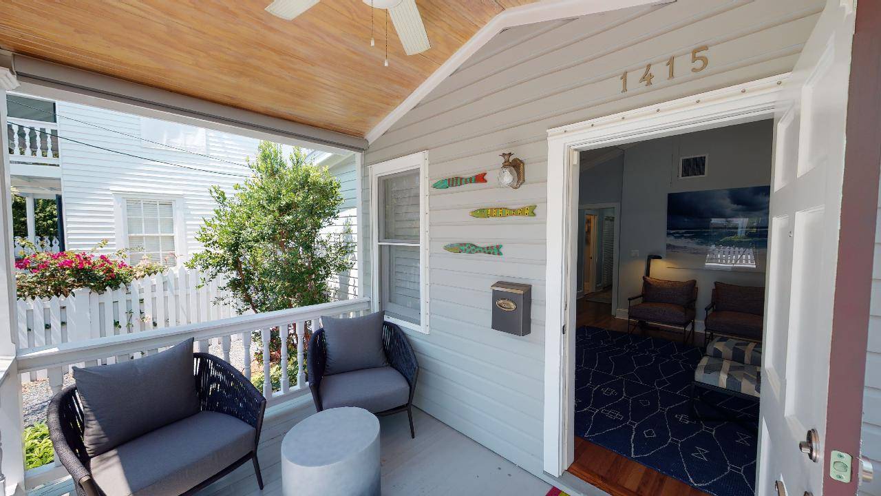 Front Porch/Entrance