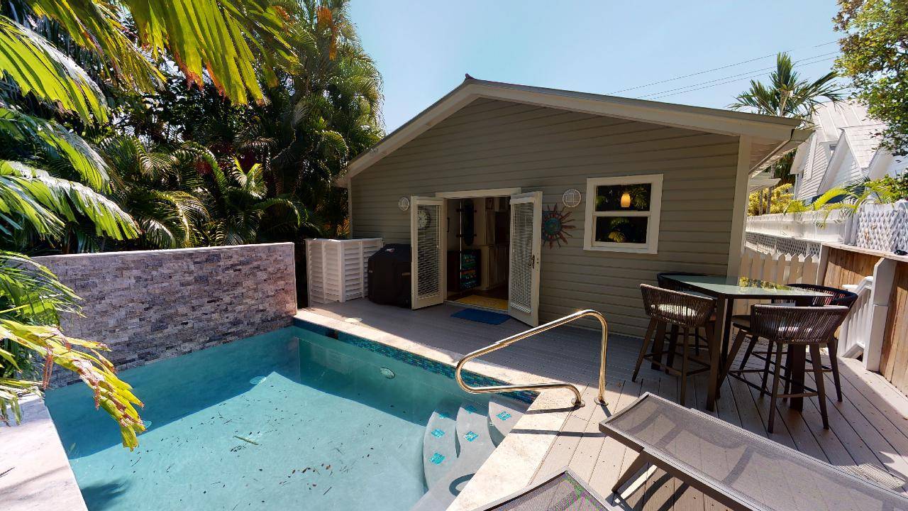 Sunshine Day Dream at your private pool