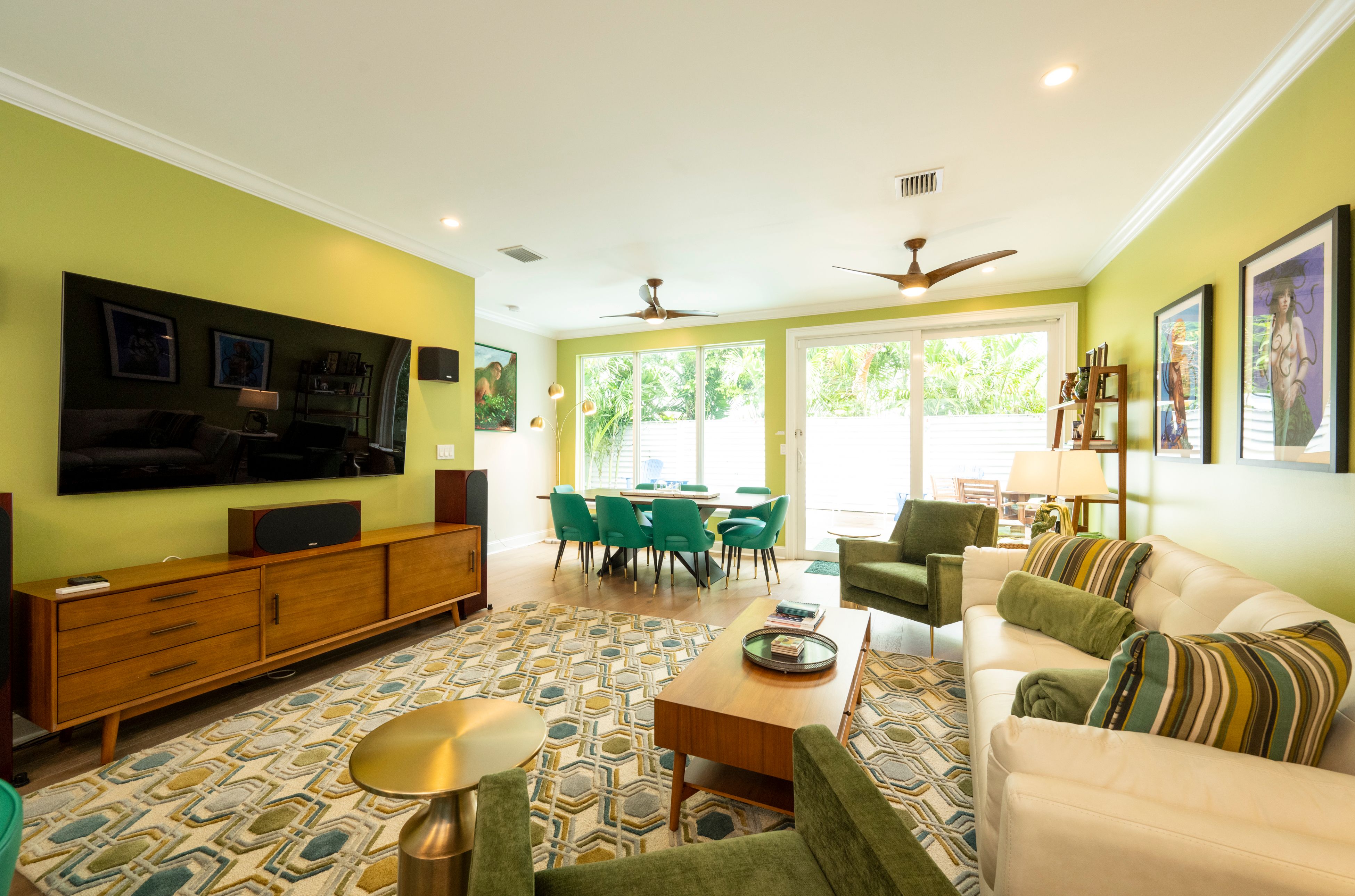 Gorgeous Decor! Airy with lots of light!