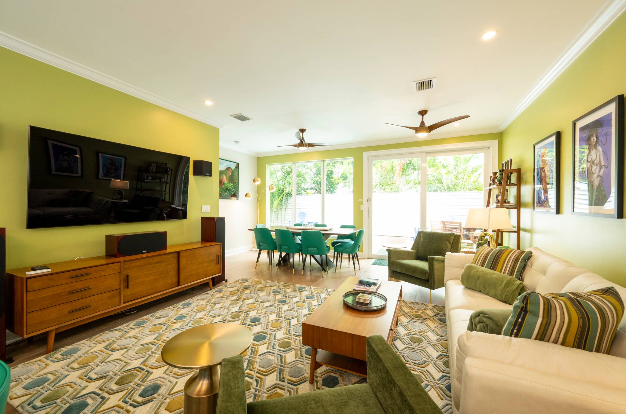 Gorgeous Decor! Airy with lots of light!