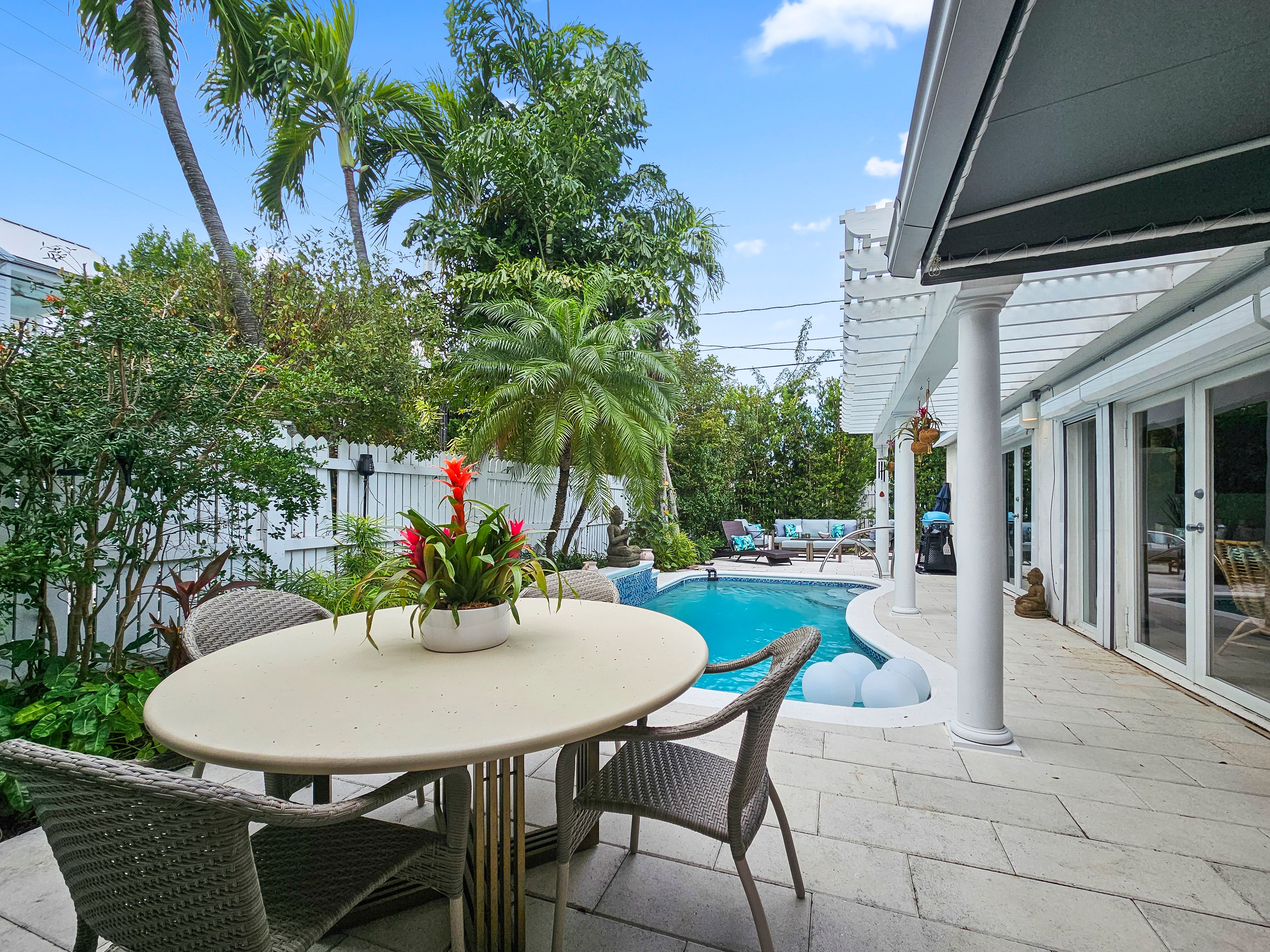 Additional seating and dining area